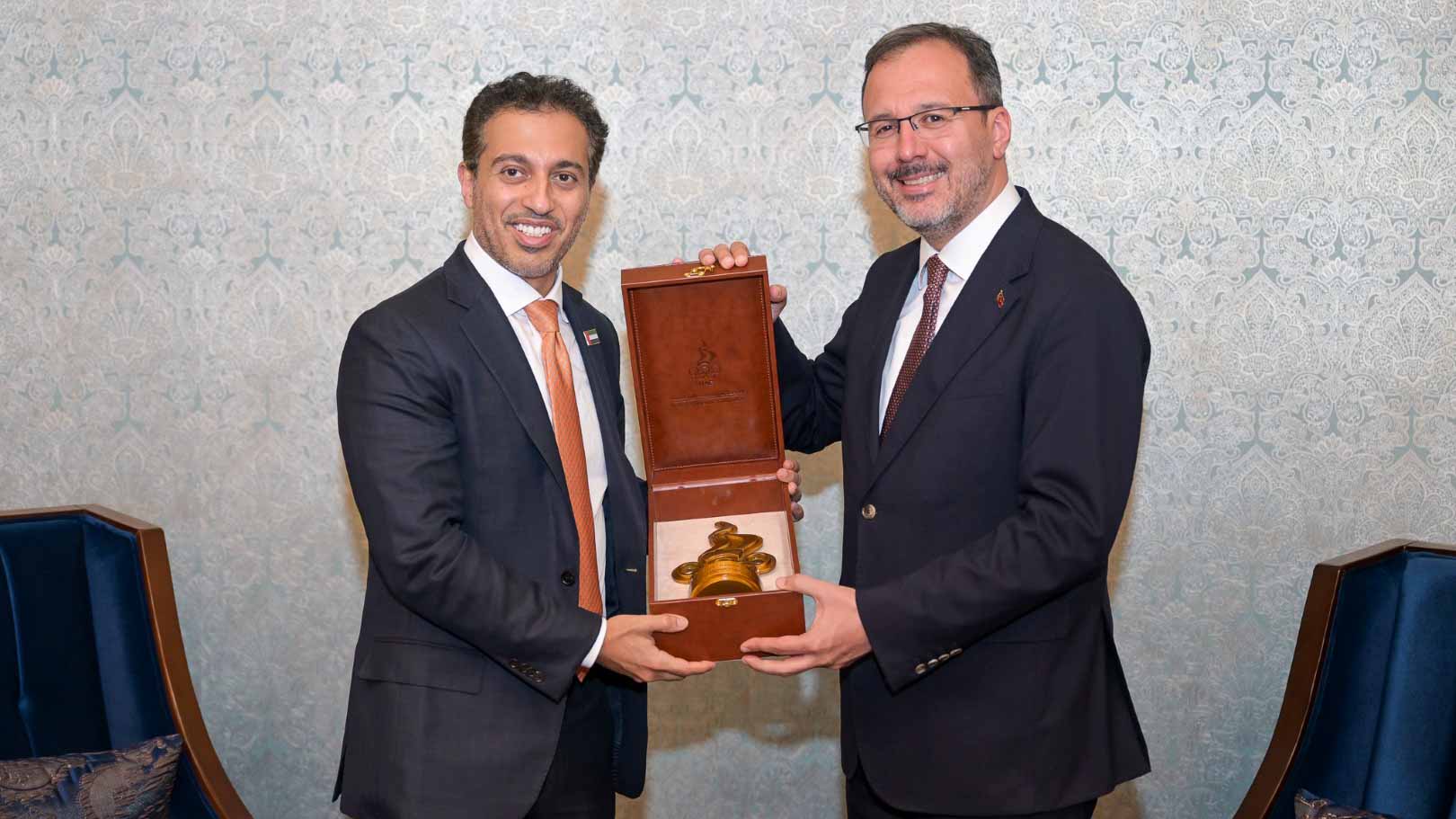 صورة بعنوان: أحمد بالهول الفلاسي ووزير الرياضة التركي يبحثان تعزيز سبل التعاون 