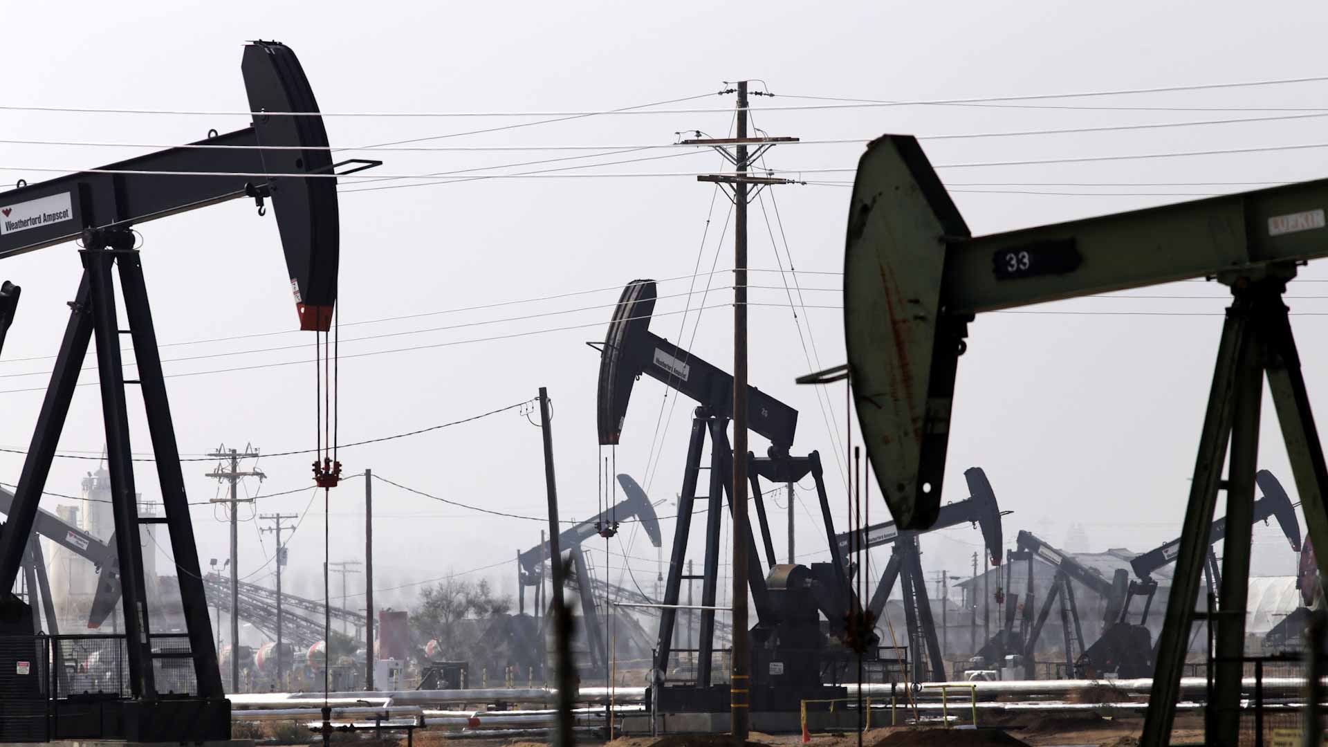 صورة بعنوان: تراجع أسعار النفط للجلسة الثانية وأرامكو مستعدة لزيادة الإنتاج 