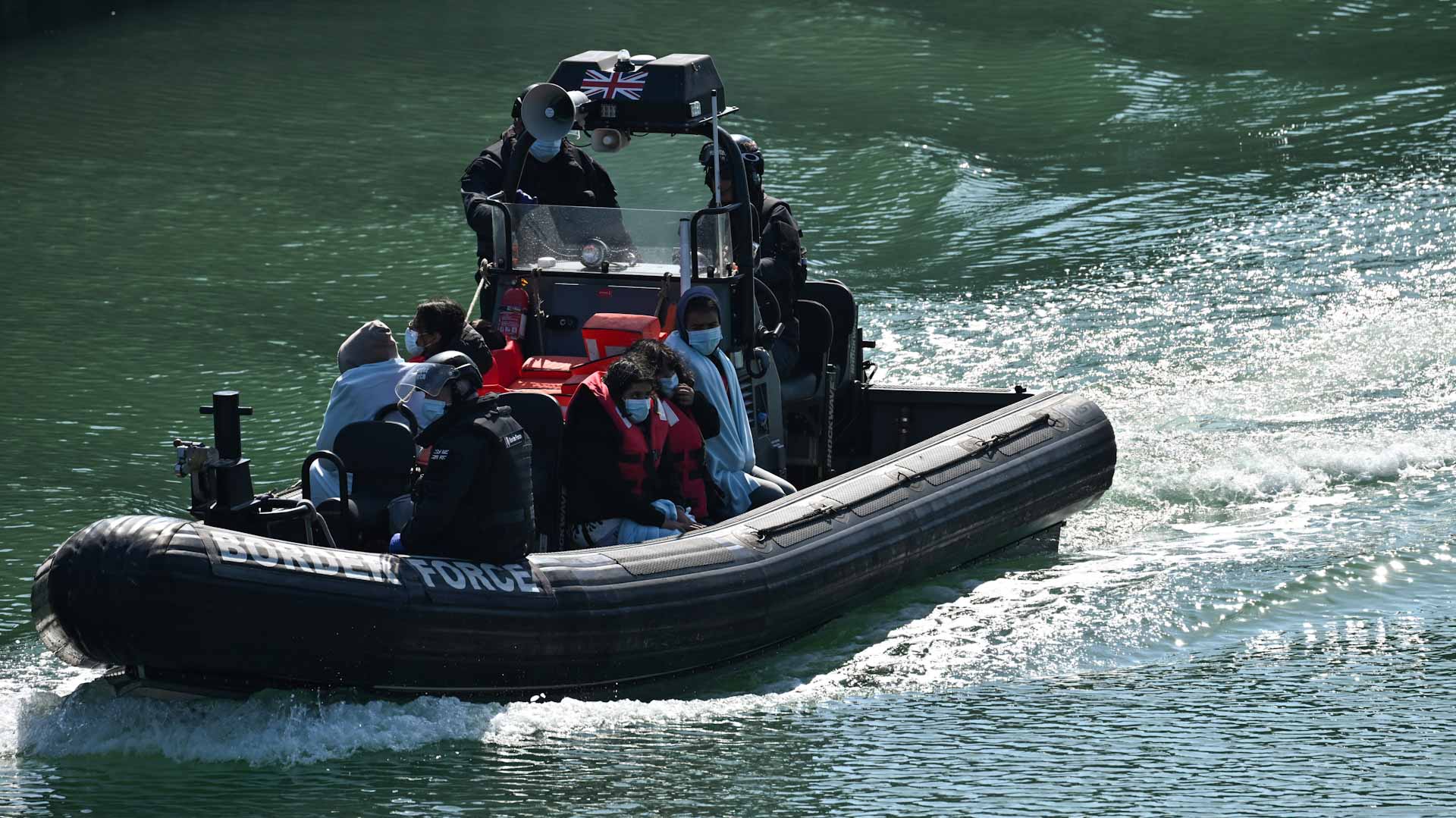 Image for the title: 20,000 small boat crossings of English Channel in 2022: govt 