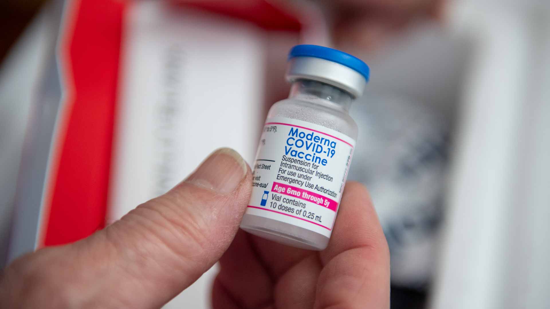 Image for the title: UK approves updated Moderna vaccine targeting Omicron variant 