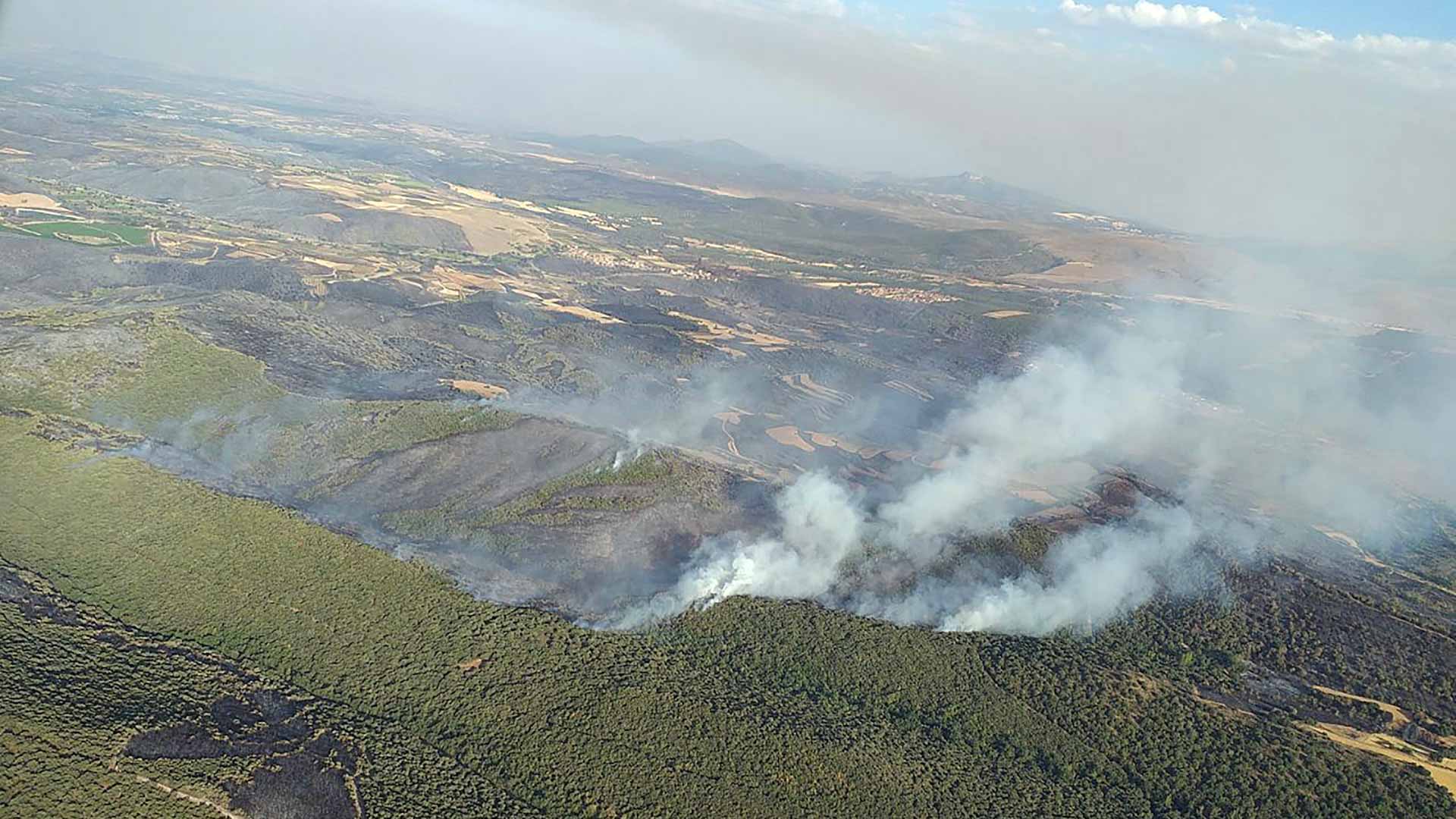 Image for the title: Spain wildfire forces evacuations, destroys land 