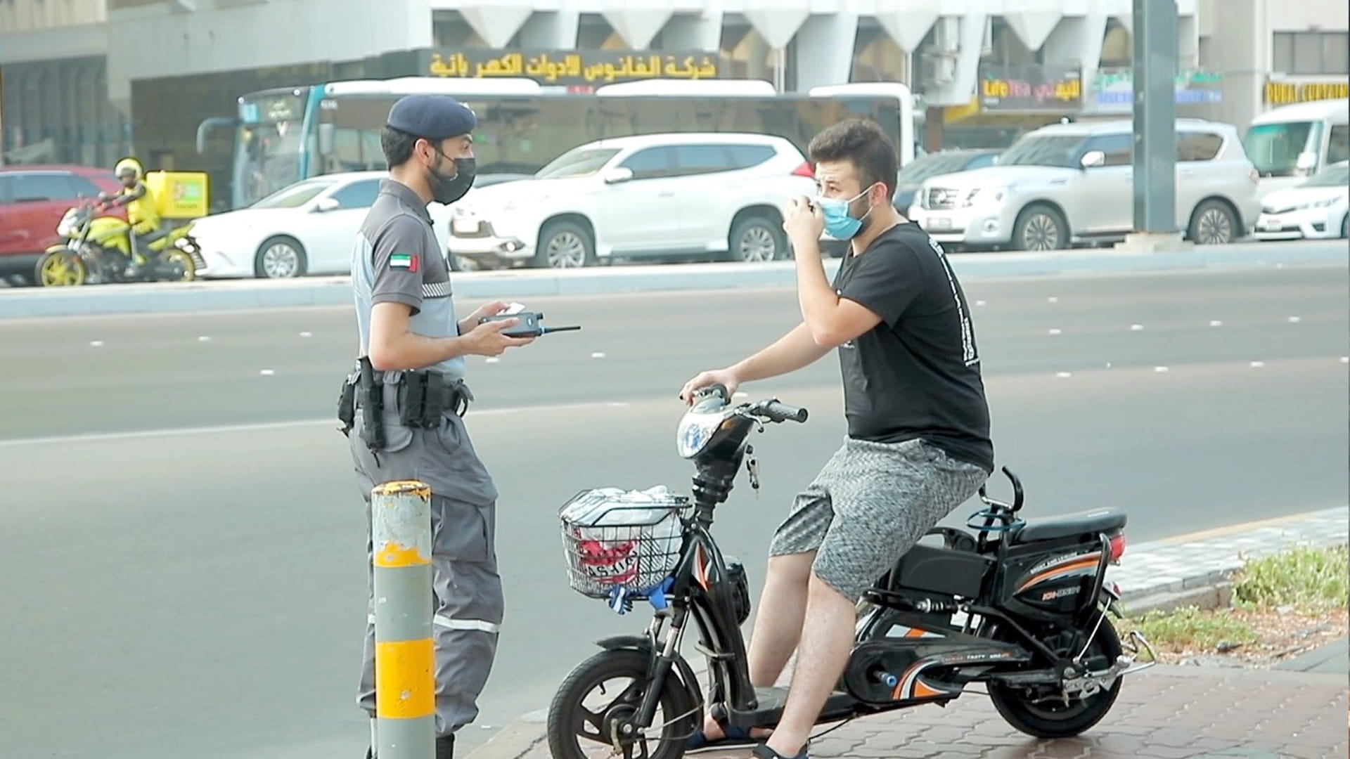 صورة بعنوان: شرطة أبوظبي تكثف ضبط مخالفي اشتراطات استخدام الدراجات الكهربائية 