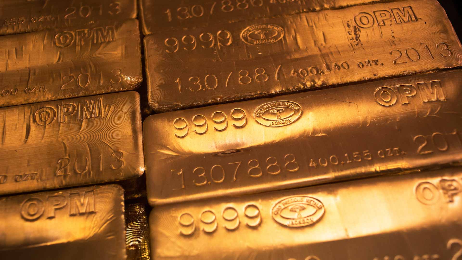 صورة بعنوان: تراجع حاد في أسعار الذهب عالمياً مع صعود الدولار 