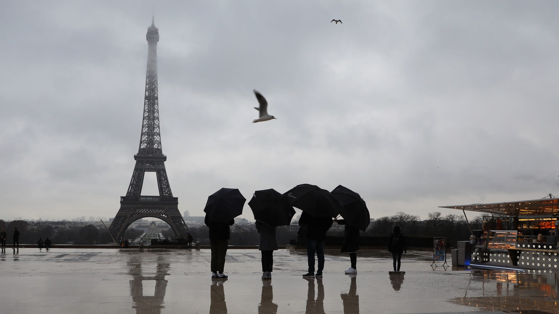 صورة بعنوان: بعد موجة حر خانقة.. هطول أمطار غزيرة على باريس 