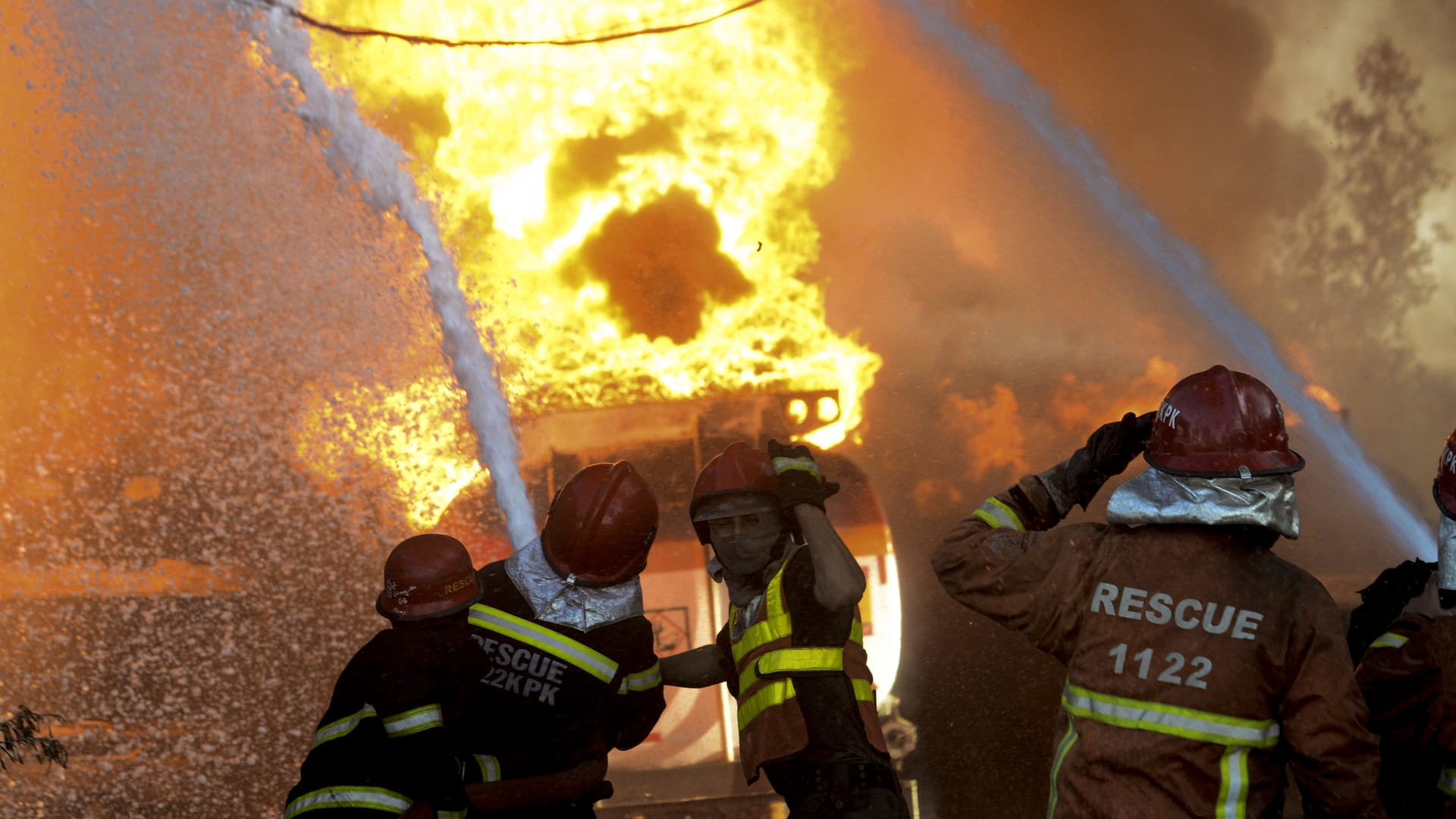 صورة بعنوان: مقتل 20 شخصاً إثر اصطدام حافلة بصهريج نفط في باكستان 