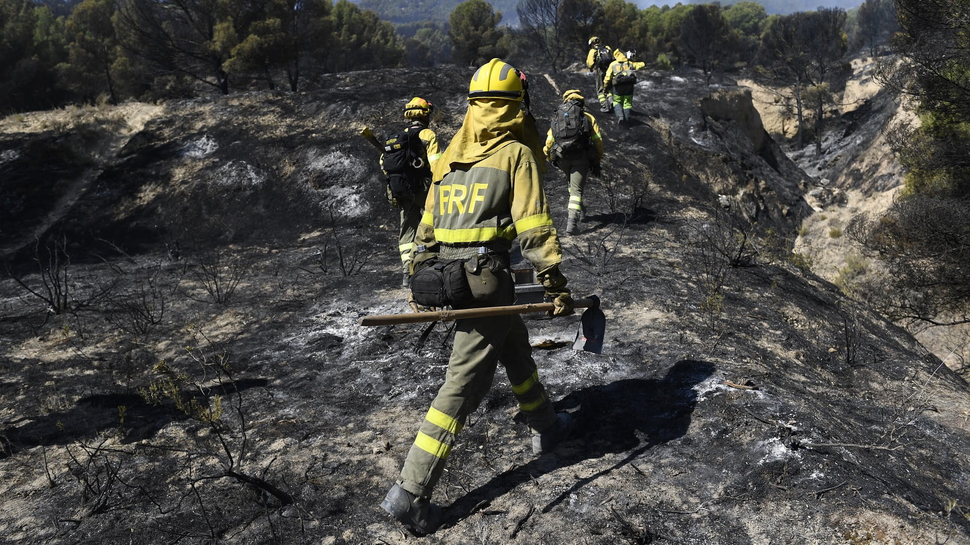 Image for the title: Spain firefighters battle to control huge Valencia wildfire 