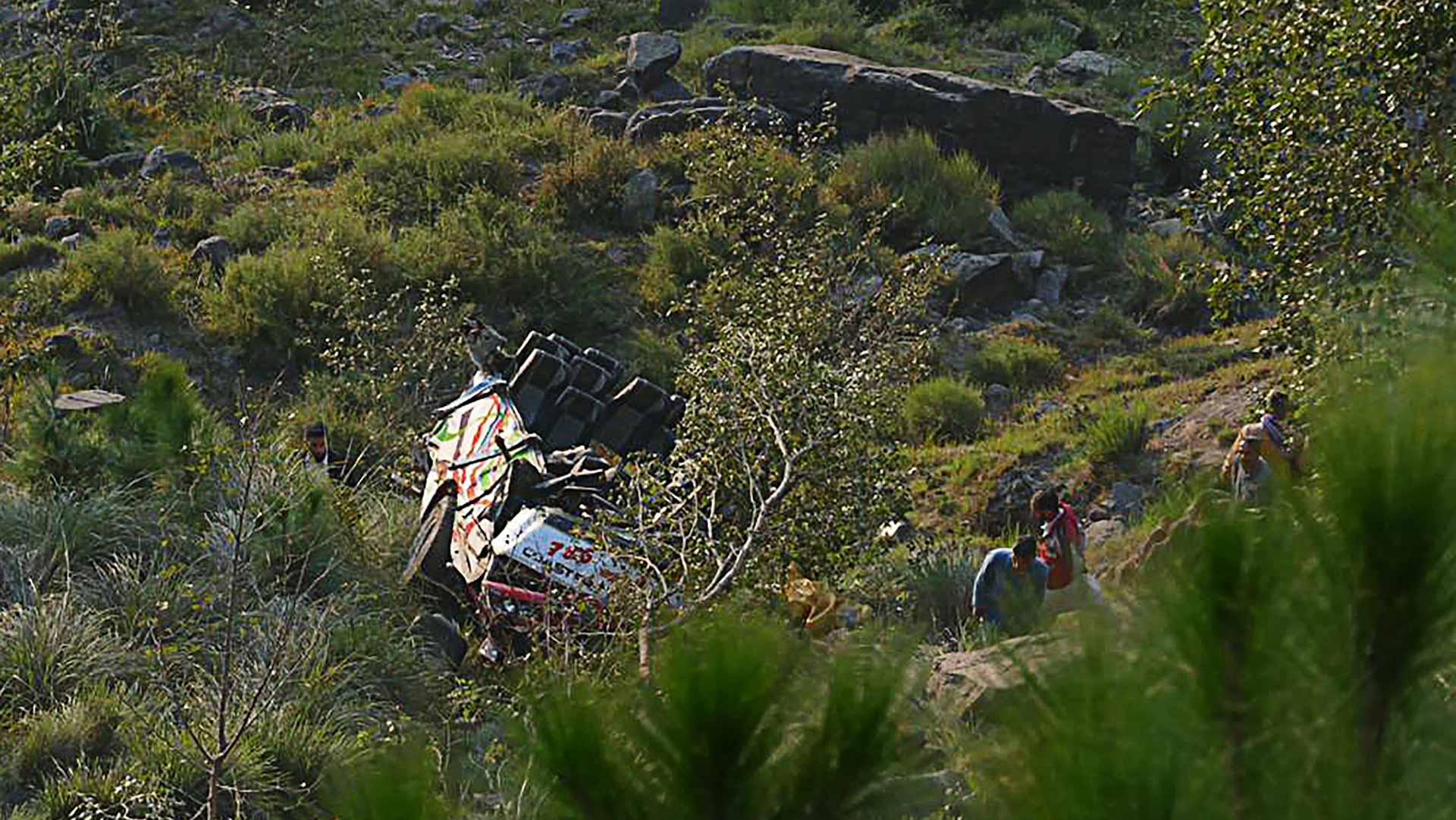 Image for the title: Bus falls in Kashmir gorge, kills six Indian border police 