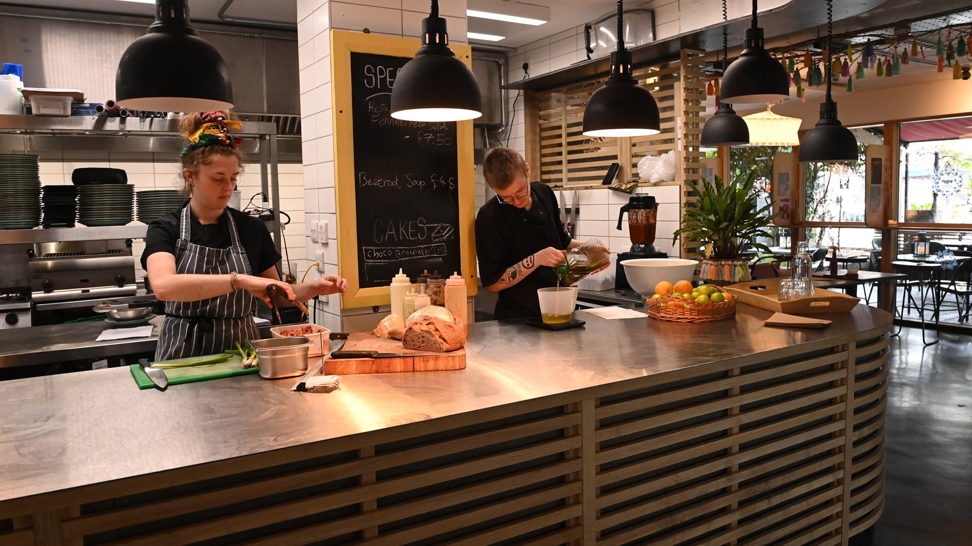 صورة بعنوان: مطعم إنجليزي يذكر في قائمته "المكافئ الكربوني" لكل طبق 