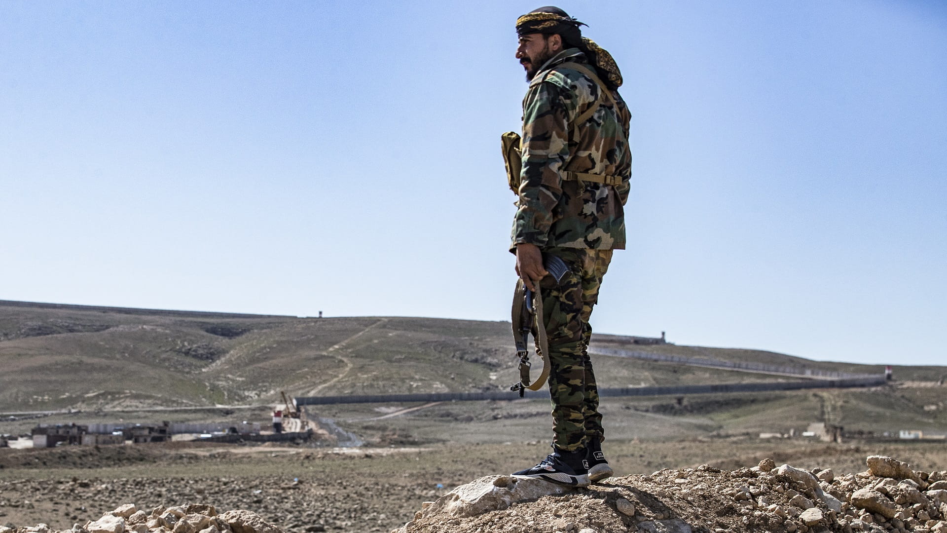 صورة بعنوان: مقتل 11 بقصف جوي تركي استهدف مركزاً للجيش السوري 