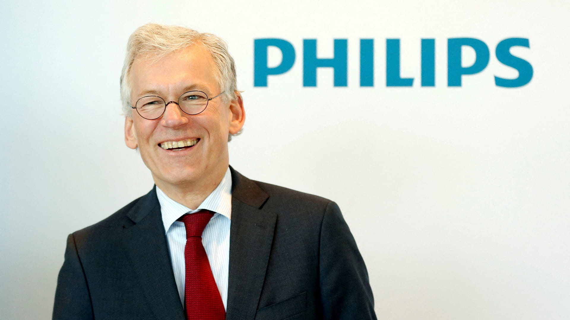 Image for the title: Philips chief to step down amid respirator recall 