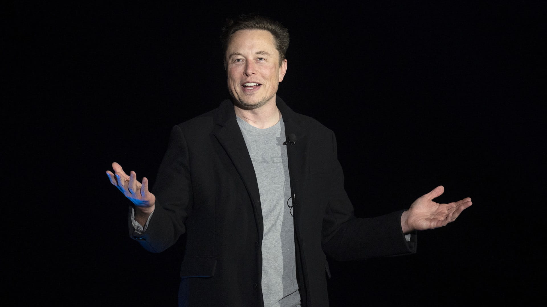 Image for the title: Musk says tweet about buying Manchester United was a joke 