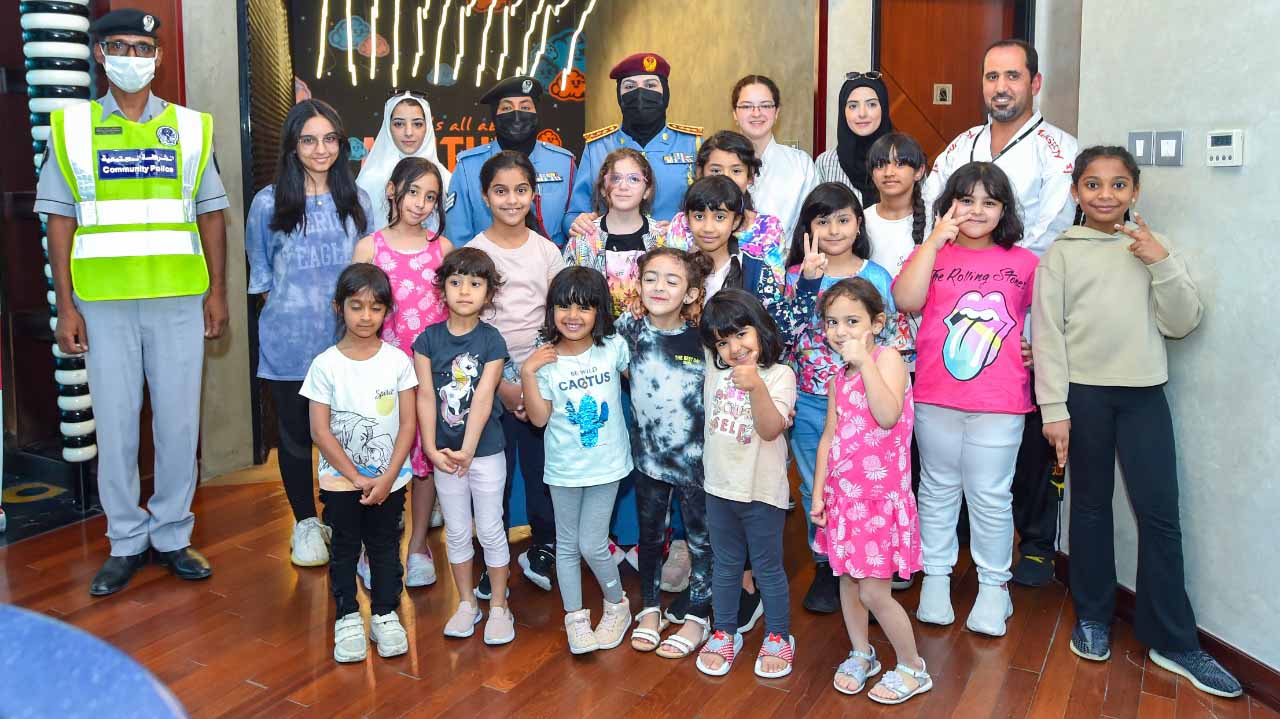 صورة بعنوان: شرطة الشارقة تشارك الأطفال معسكرهم الصيفي بنادي الجولف والرماية 