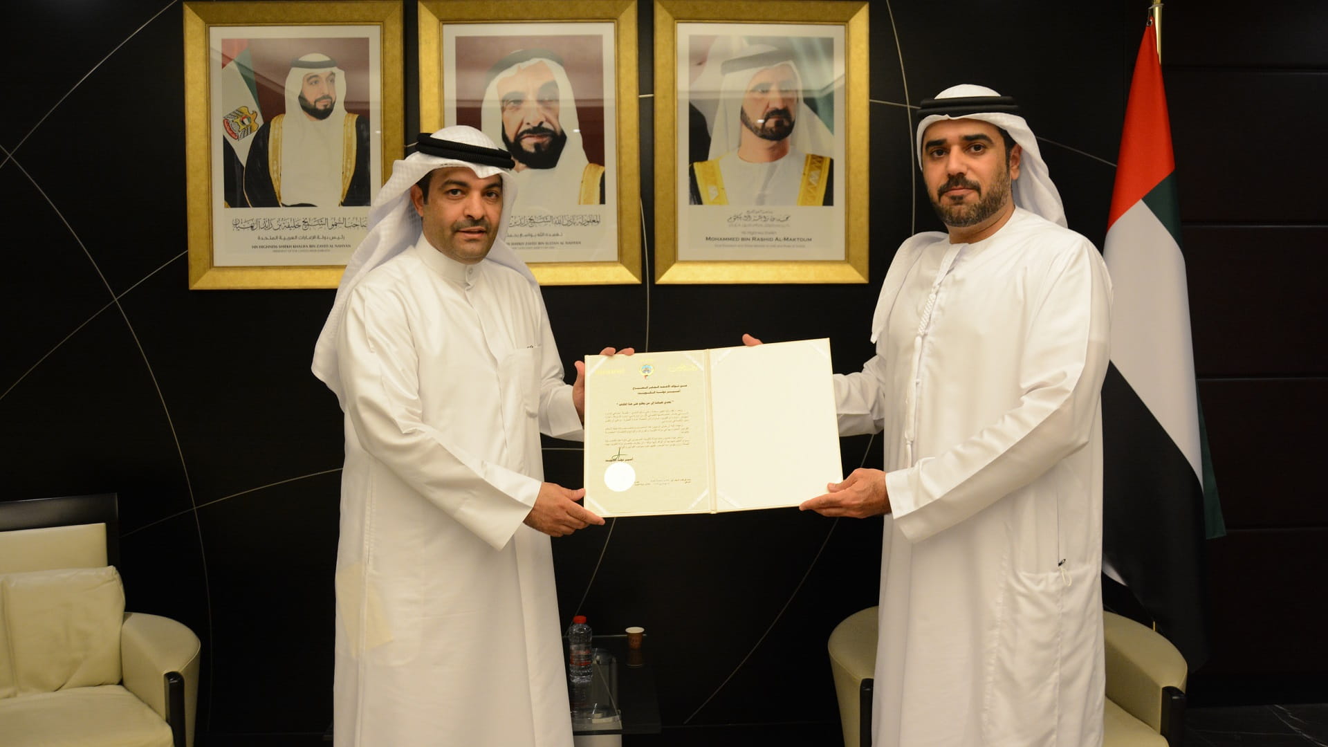 صورة بعنوان: "الخارجية" تتسلم البراءة القنصلية من القنصل العام لدولة الكويت 