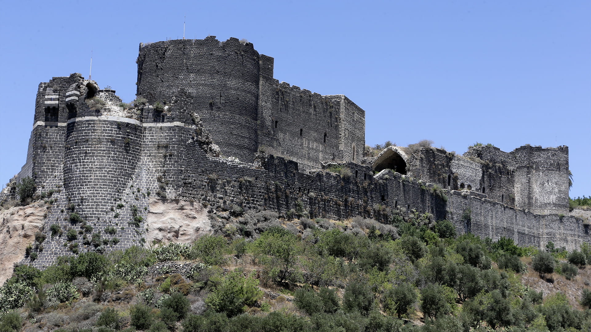 صورة بعنوان: حارس قلعة بانياس السورية يرابط وحيداً بين جدرانها عالية 