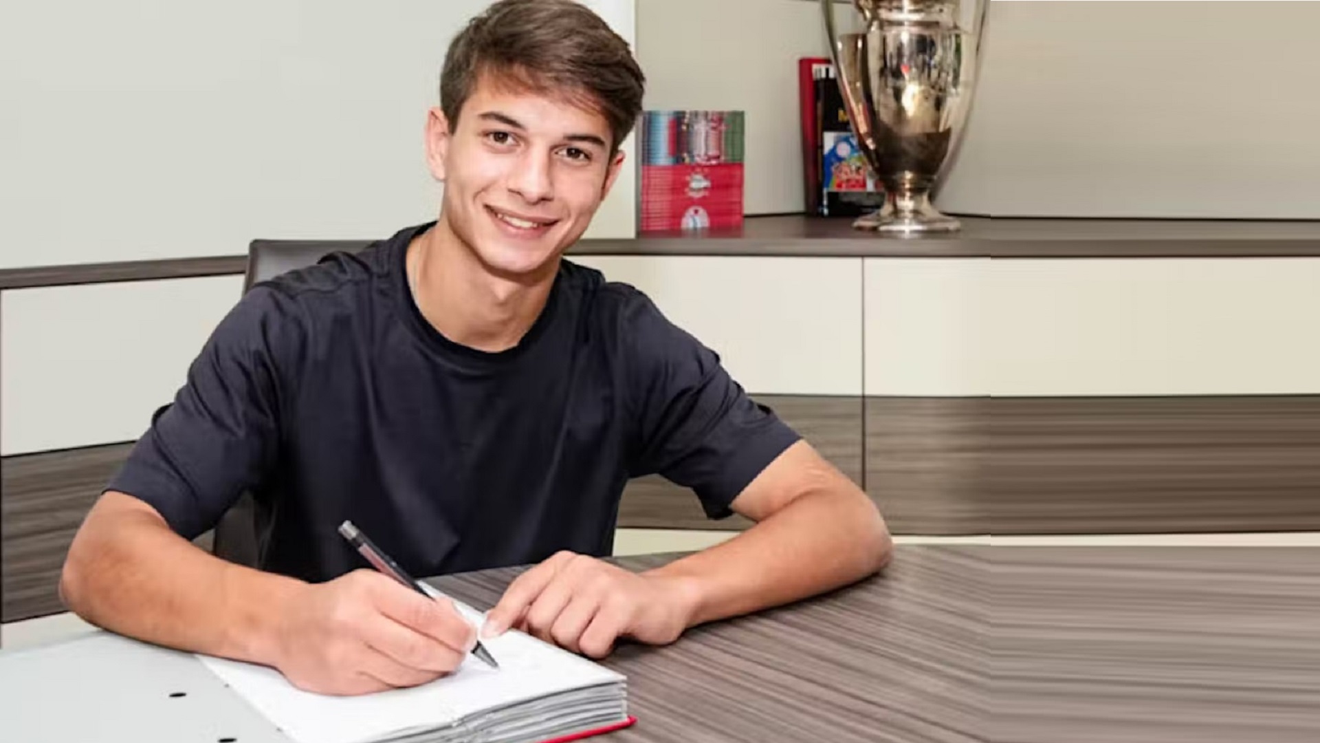 صورة بعنوان: بايرن ميونخ الألماني يتعاقد مع الجورجي لوكا باركادزي 