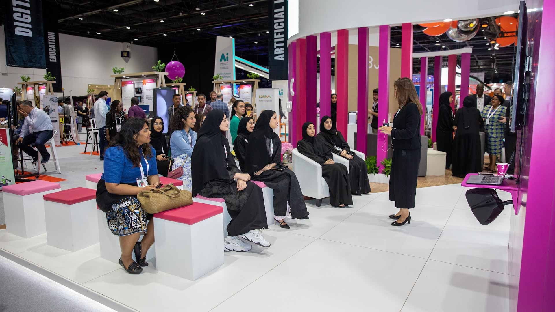 صورة بعنوان: "سيدات أعمال الشارقة" يدعم 8 مشاريع تكنولوجية تمتلكها النساء  