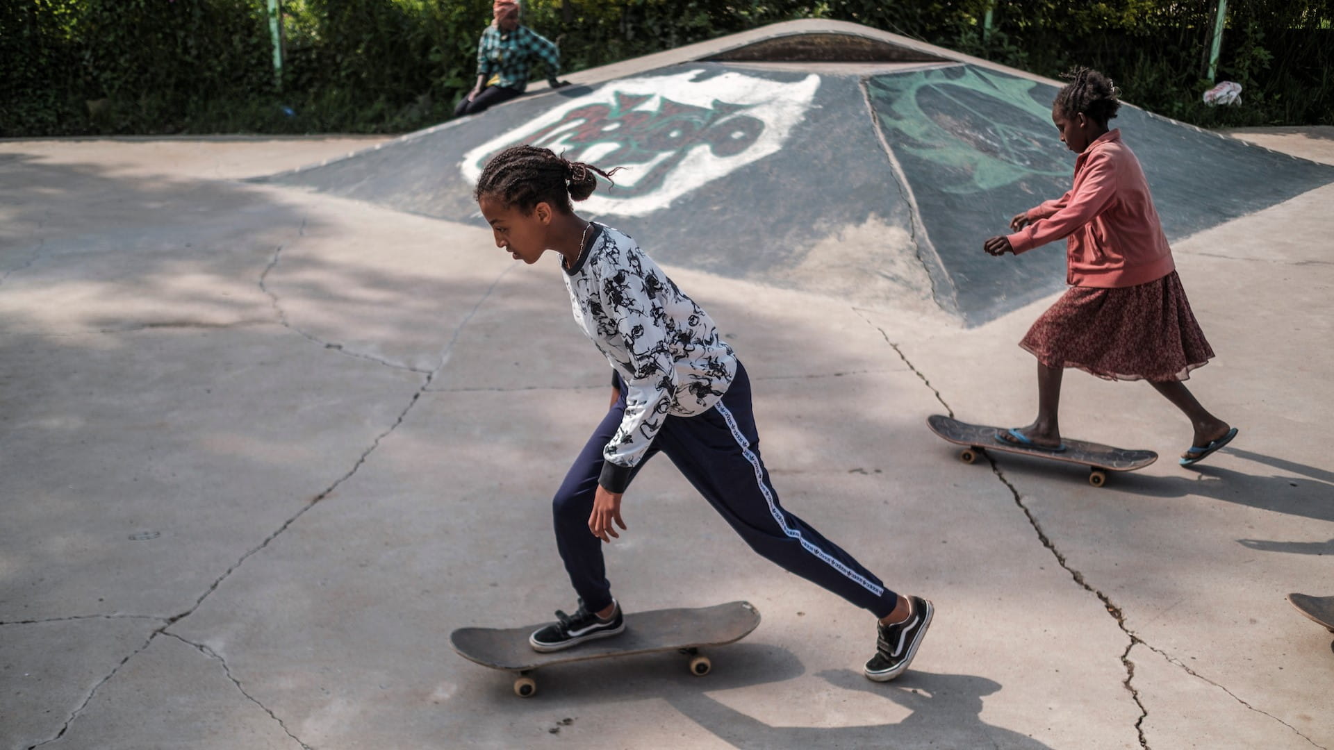 صورة بعنوان: شابات إثيوبيات يقفزن بألواح "السكيت" فوق "قوانين التوازن" 