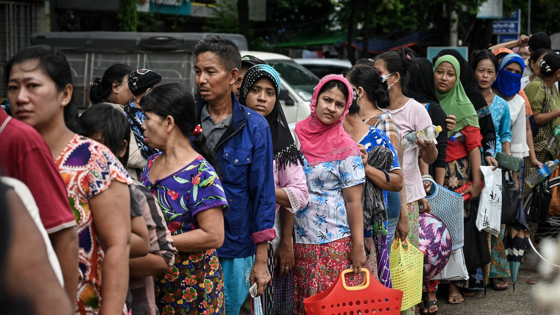 صورة بعنوان: ارتفاع أسعار الوقود وندرة الأرز يزيدان من متاعب السكان بميانمار 
