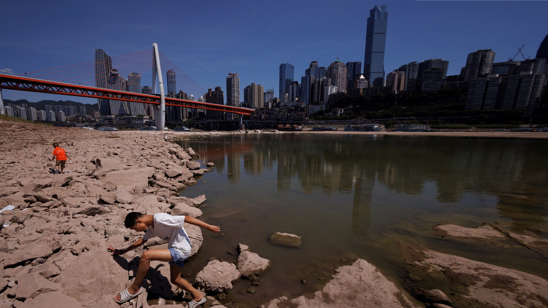 صورة بعنوان: انحسار المياه بنهر يانغتسي الصيني يكشف عن تماثيل بوذية أثرية 