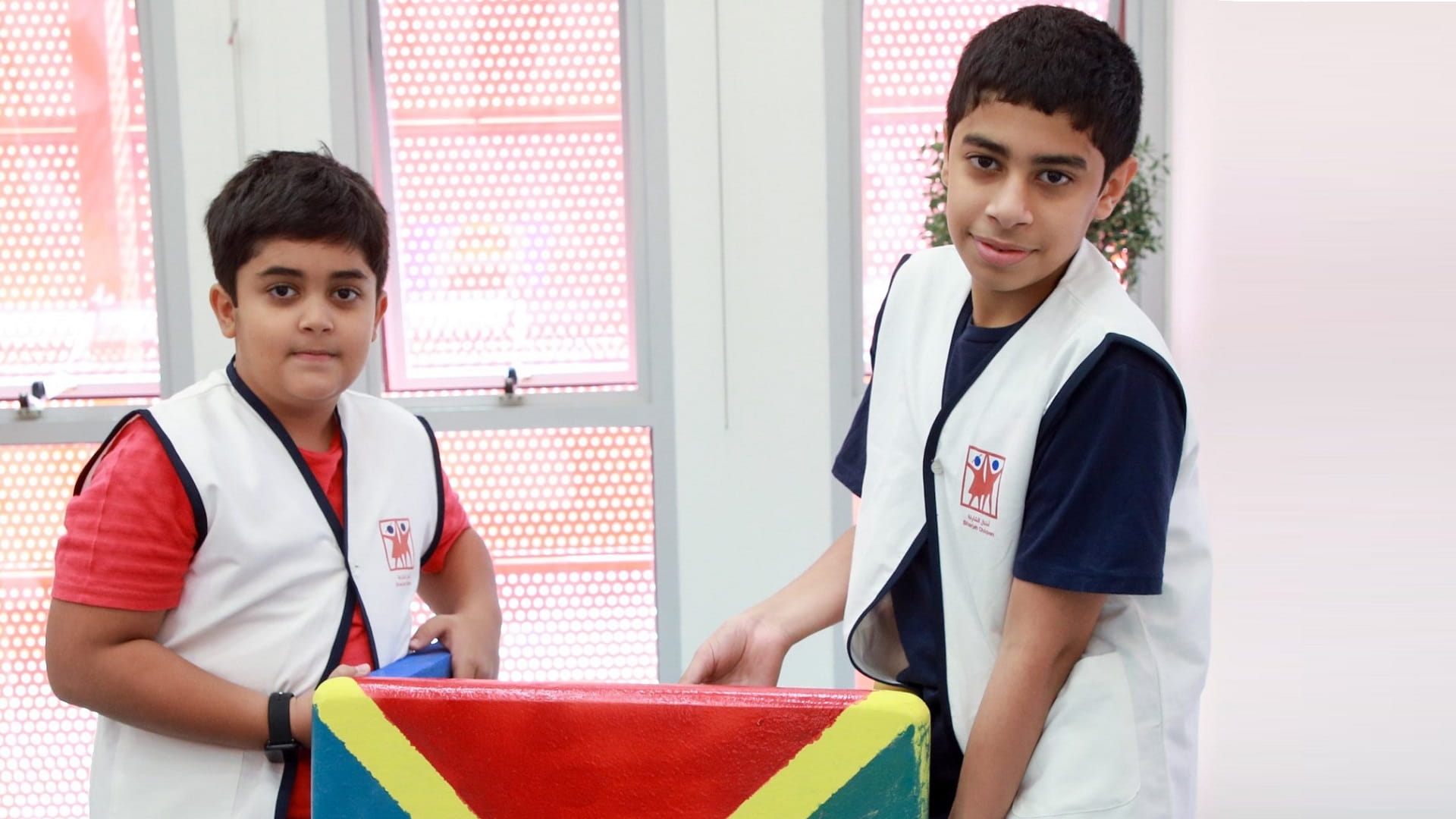 صورة بعنوان: أطفال الشارقة تنظم برنامجاً لتدريب الصغار على حرفة النجارة 