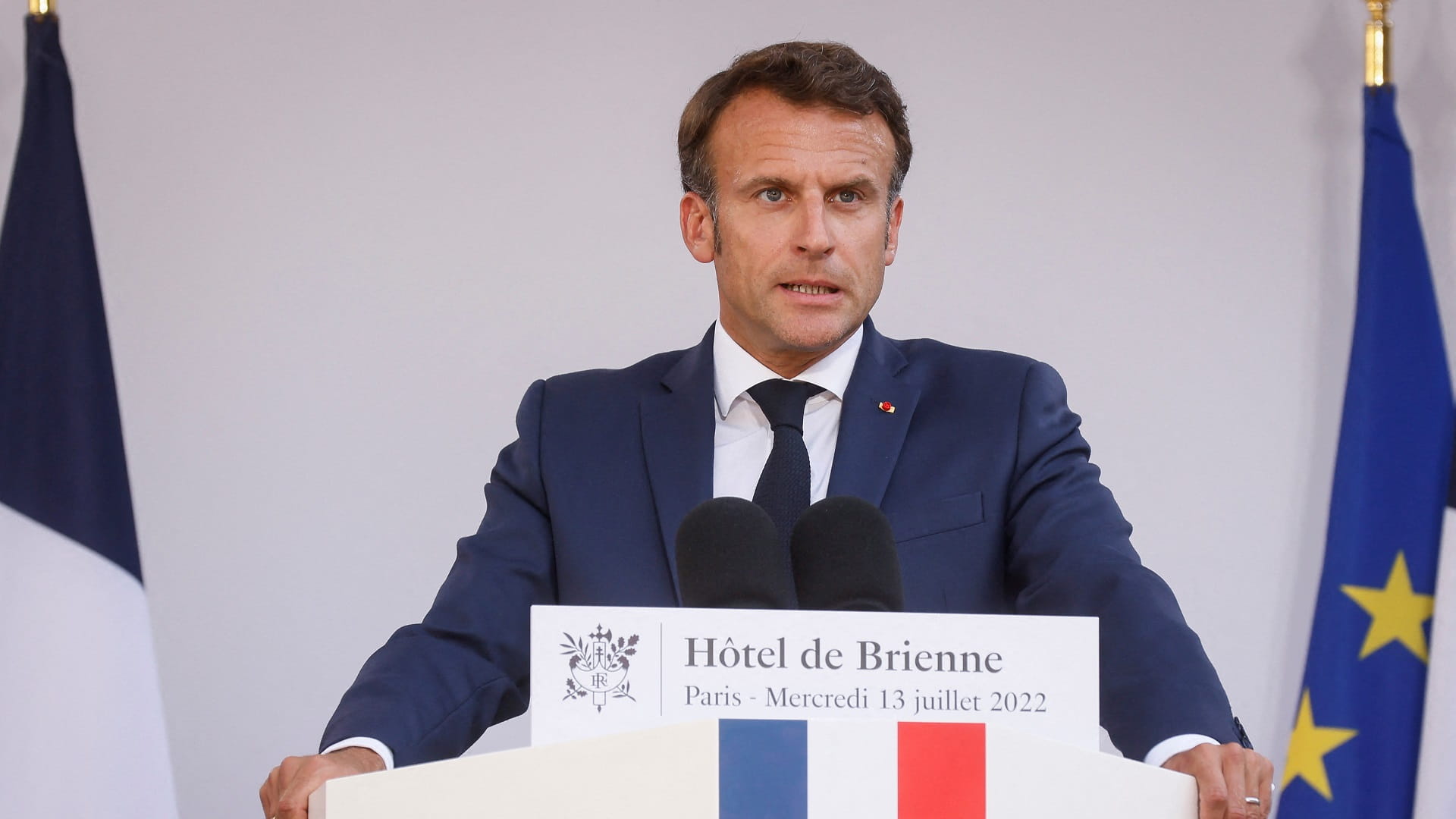 صورة بعنوان: الرئيس الفرنسي يزور الجزائر الأسبوع المقبل لإعادة إحياء العلاقات 