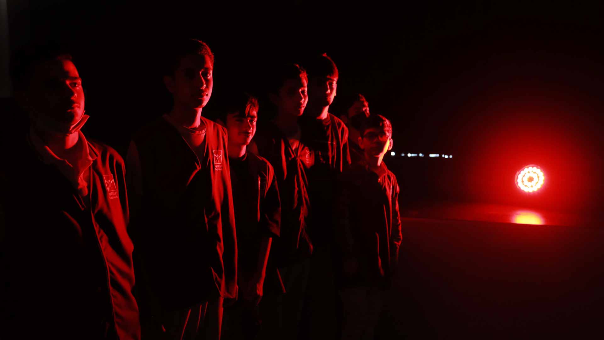 صورة بعنوان: ناشئة الشارقة يتقنون مهارات الإضاءة المسرحية 