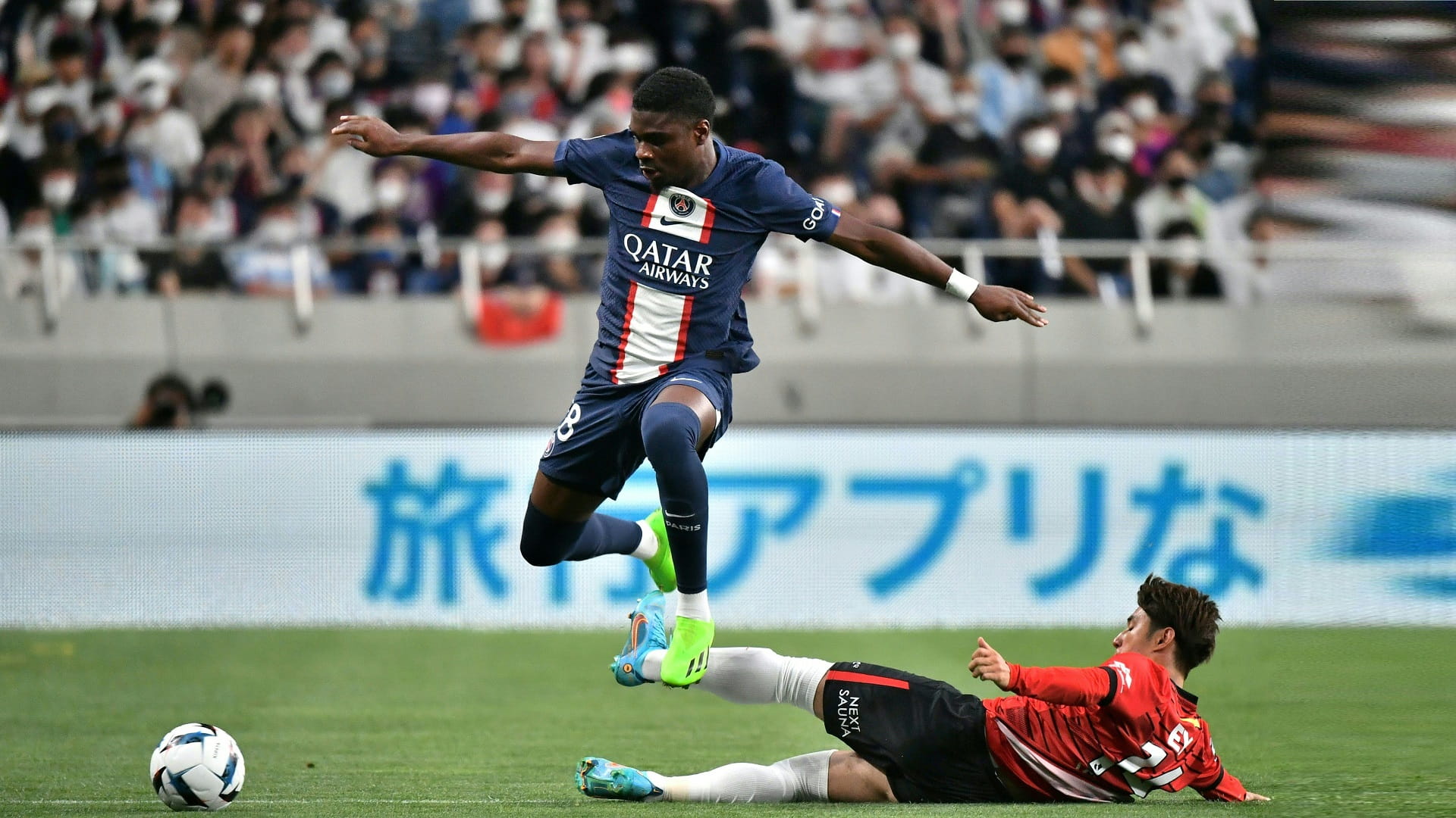 صورة بعنوان: نادي آينتراخت فرانكفورت يتعاقد مع دينا إبيمبي لاعب سان جيرمان 