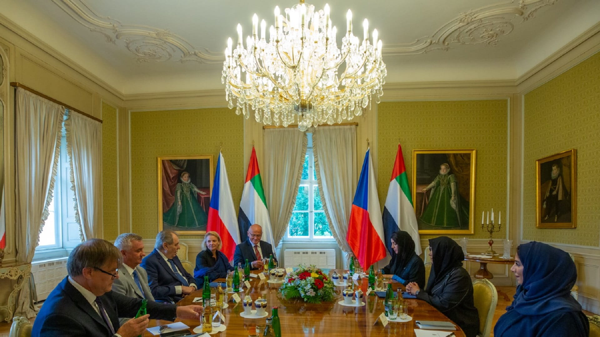 صورة بعنوان: لطيفة بنت محمد تبحث تعزيز التعاون الثقافي مع الرئيس التشيكي 