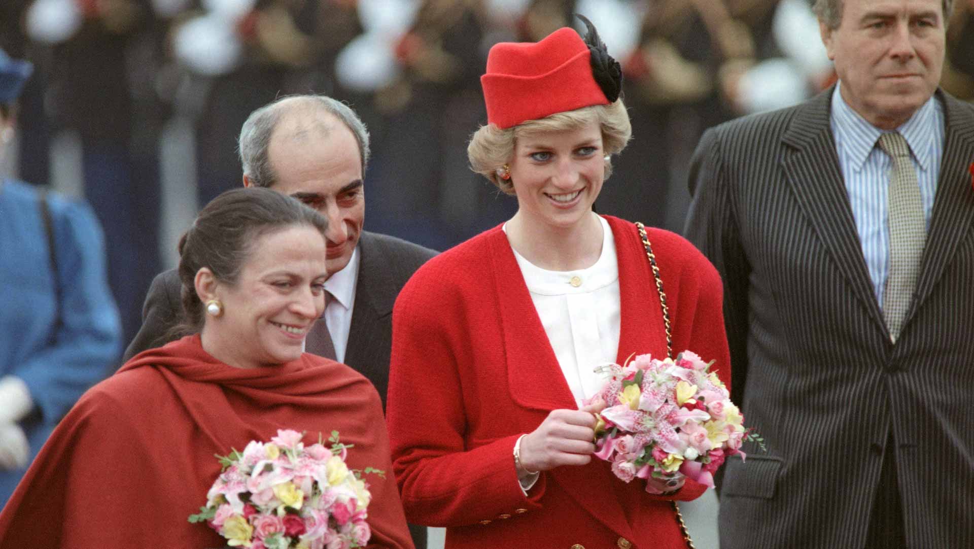 Image for the title: Tourists, Brits hail 'icon' Diana, 25 years after death 