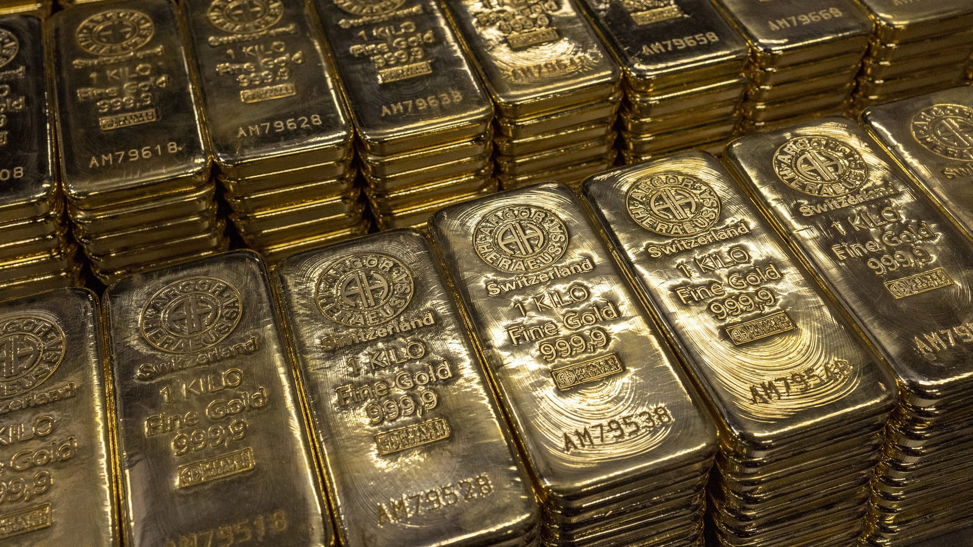 صورة بعنوان: أسعار الذهب تصعد عالمياً من أدنى مستوياتها خلال 3 أسابيع 