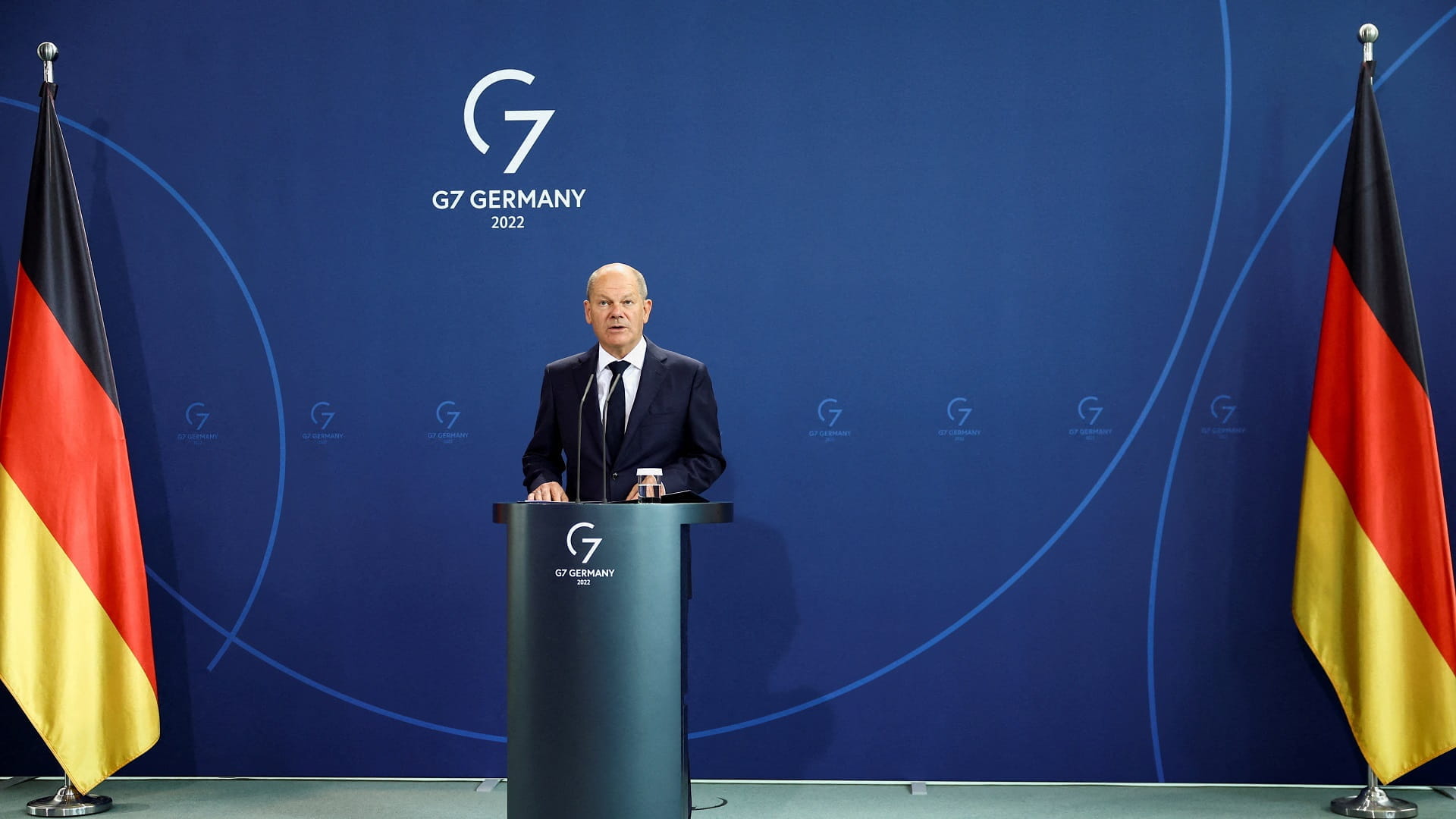 Image for the title: Germany's Scholz plans to send more arms to Ukraine 