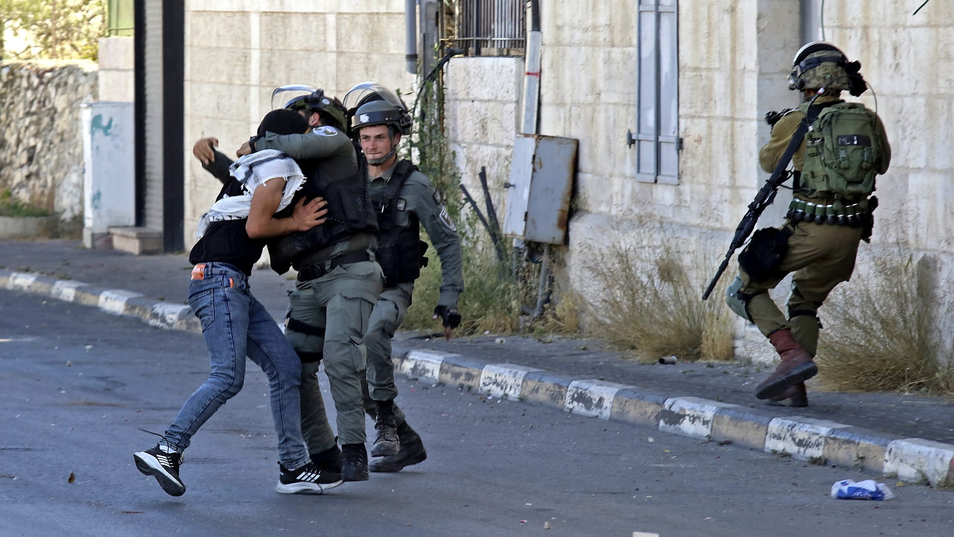 صورة بعنوان: وفاة فلسطيني متأثراً بجراحه والقوات الإسرائيلية تعتقل 4 في الضفة 