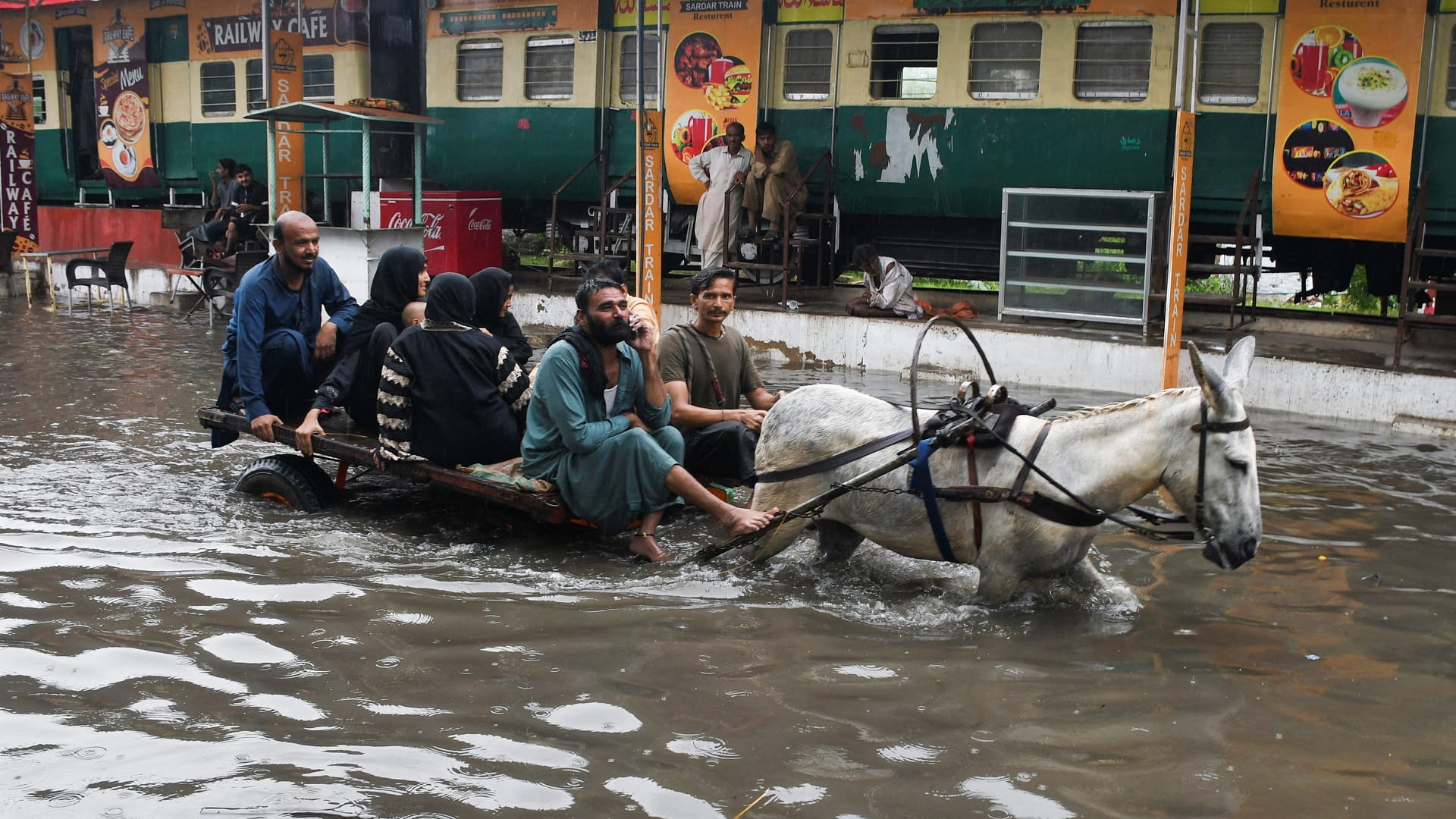 صورة بعنوان: باكستان تطلب مساعدة دولية بعد فيضانات عارمة 