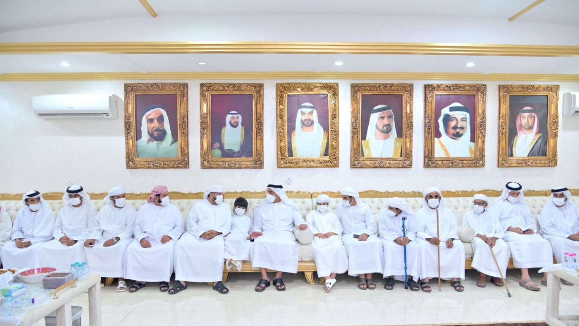 صورة بعنوان: سيف بن زايد يقدم واجب العزاء في وفاة والدة ناصر الكعبي 