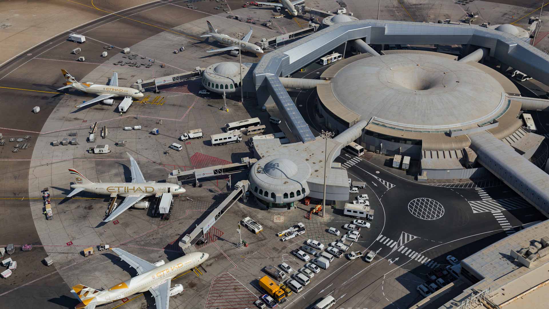 Image for the title: Abu Dhabi Airports announces 6.3 mn passenger traffic in H1 2022 