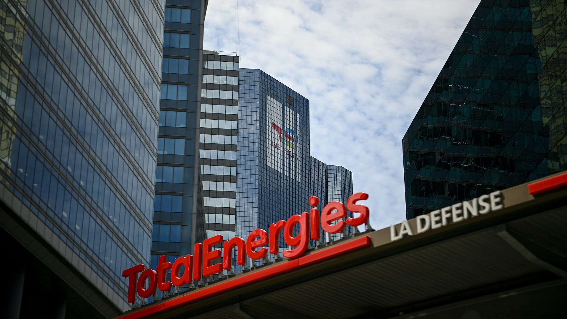 Image for the title: French energy giant accused of fuelling Russian bombers 