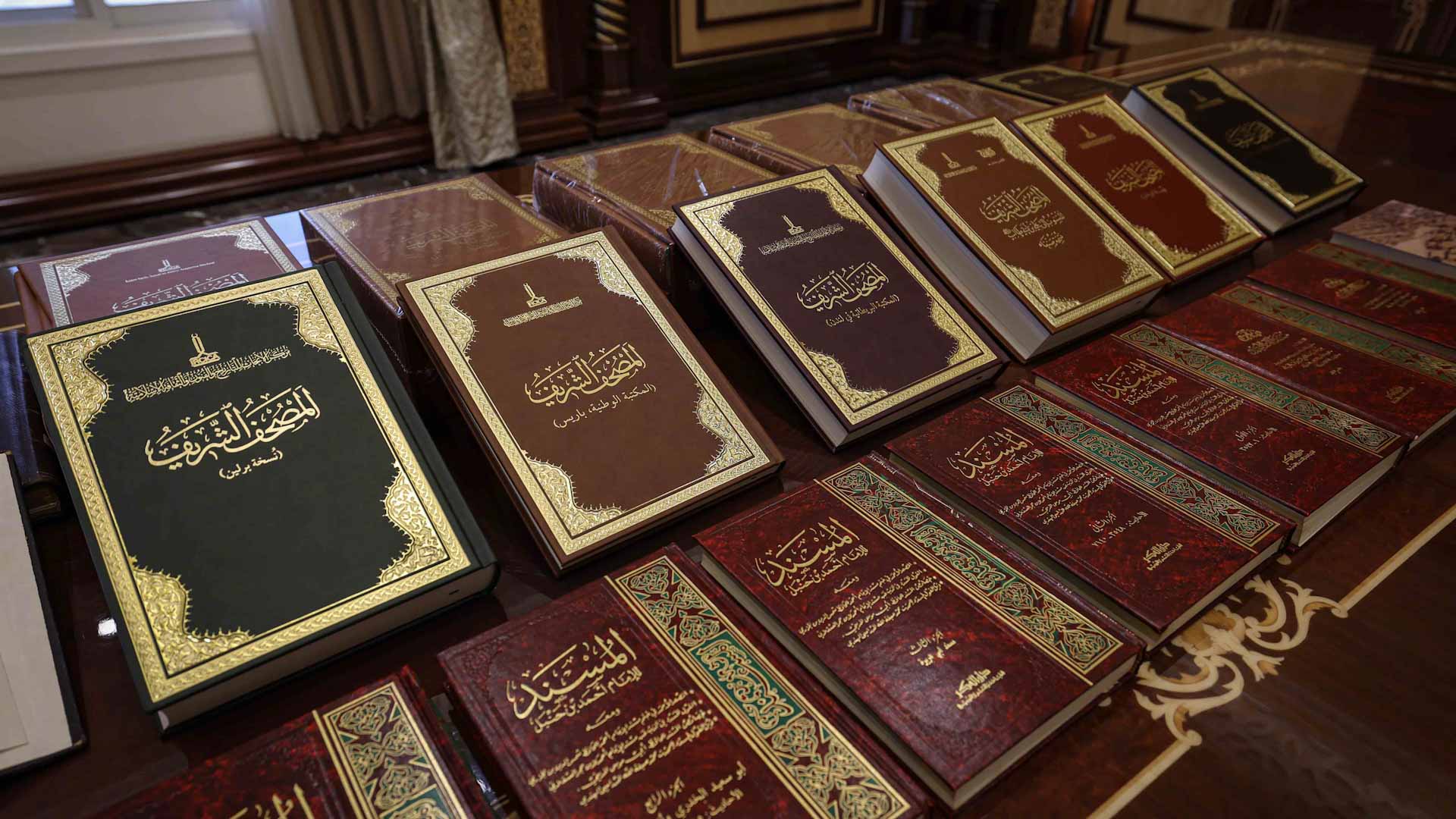 صورة بعنوان: حاكم الشارقة يهدي مجمع القرآن الكريم دفعة جديدة من الكتب النفيسة  