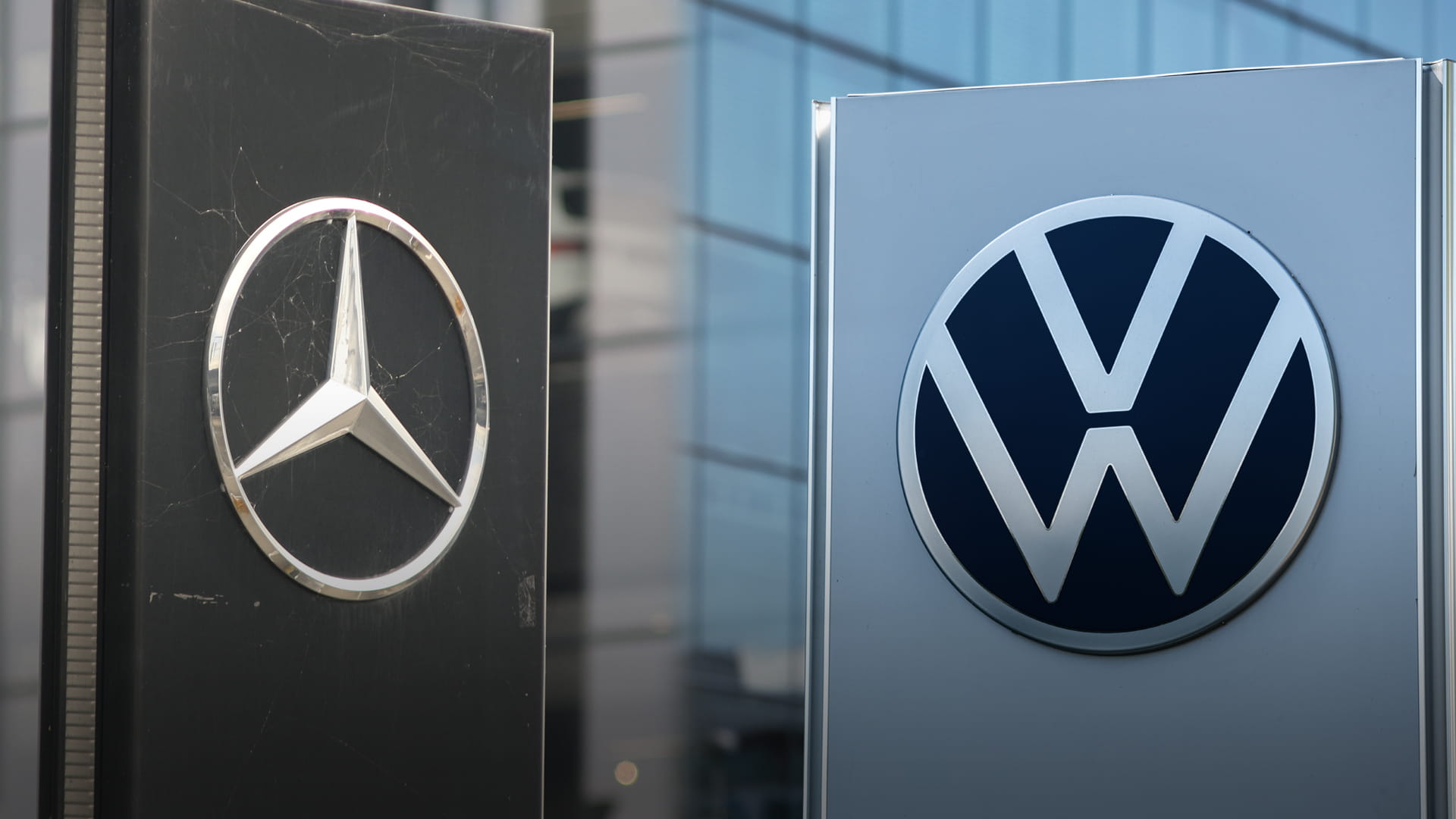 Image for the title: Volkswagen and Mercedes sign EV battery accords with Canada 