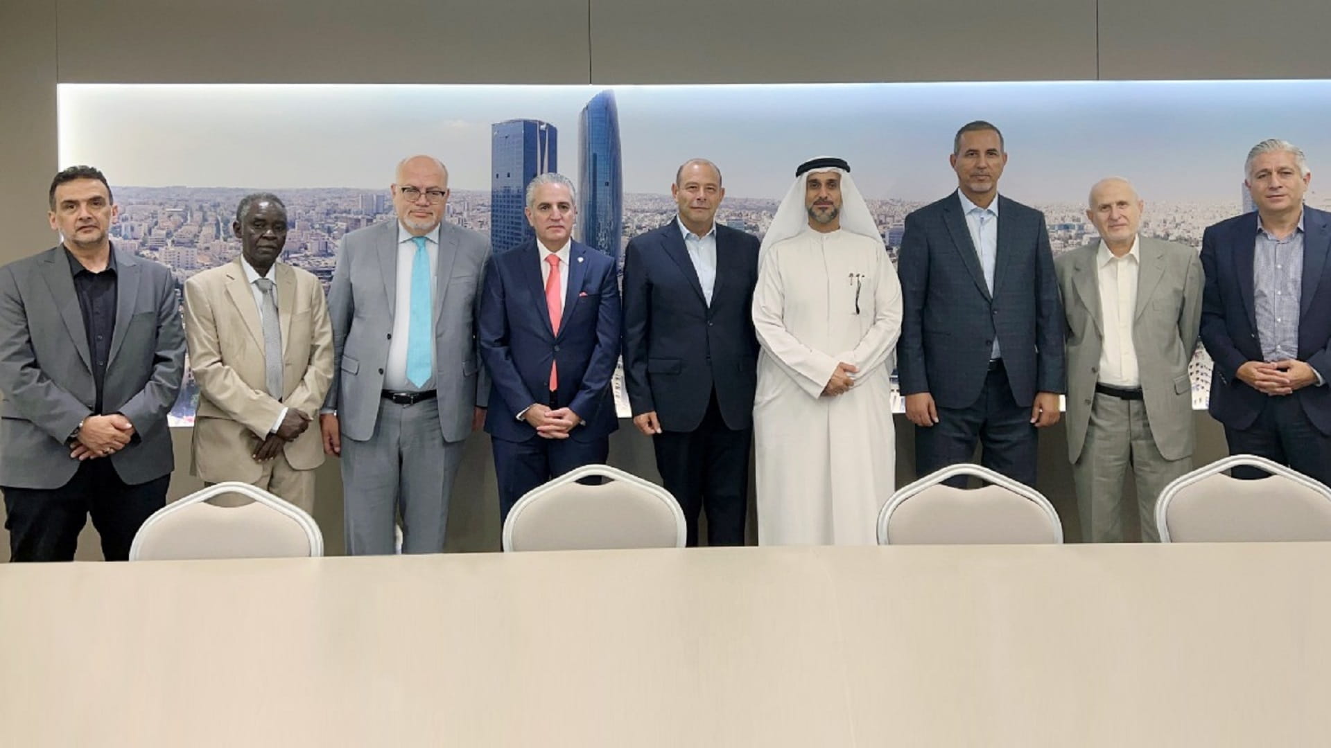 صورة بعنوان: "العربي للمعارض" يبحث تعزيز التعاون مع شركة العبدلي للاستثمار 