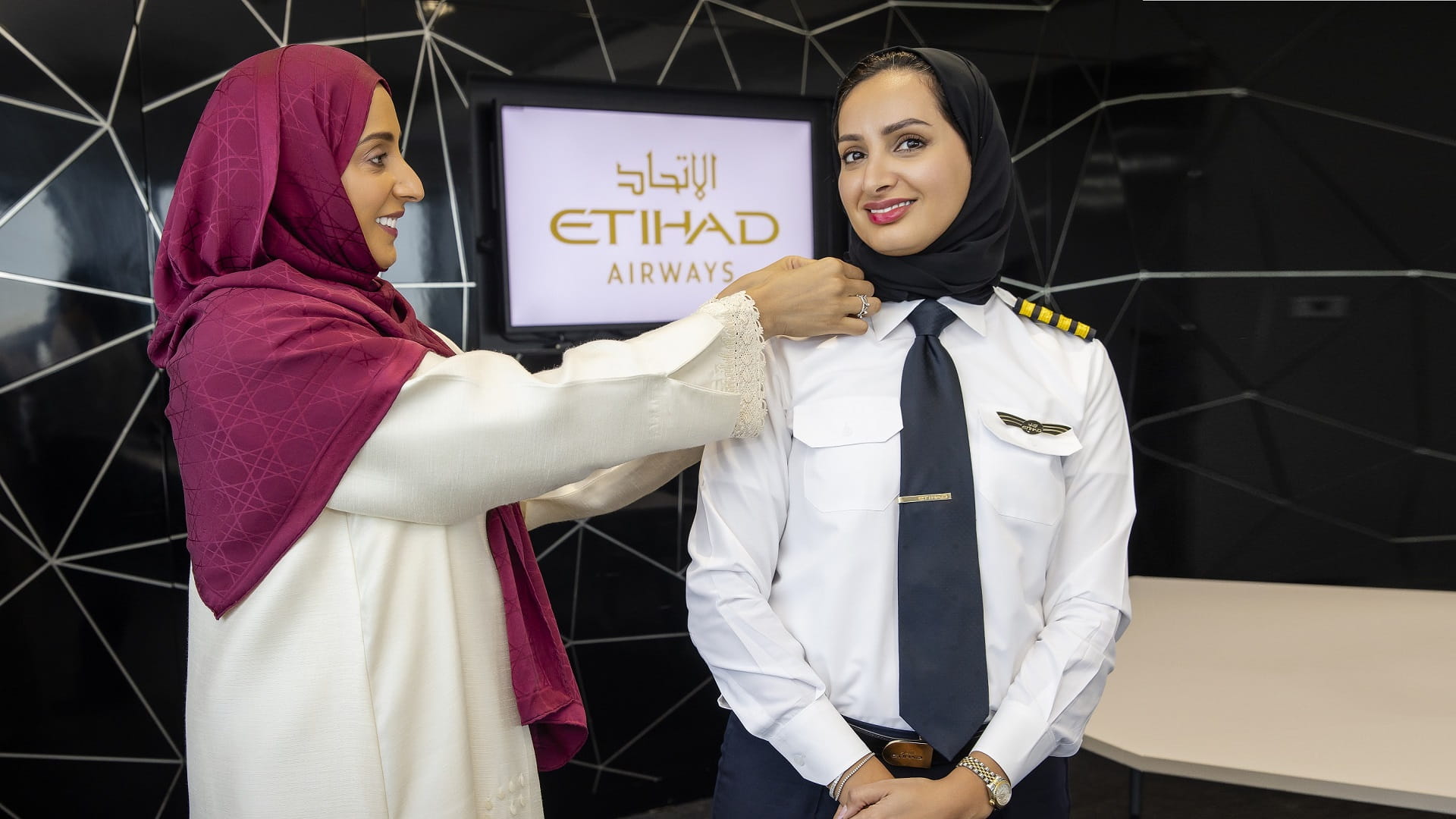 صورة بعنوان: عائشة المنصوري.. أول كابتن طيار لشركة طيران تجارية في الدولة 