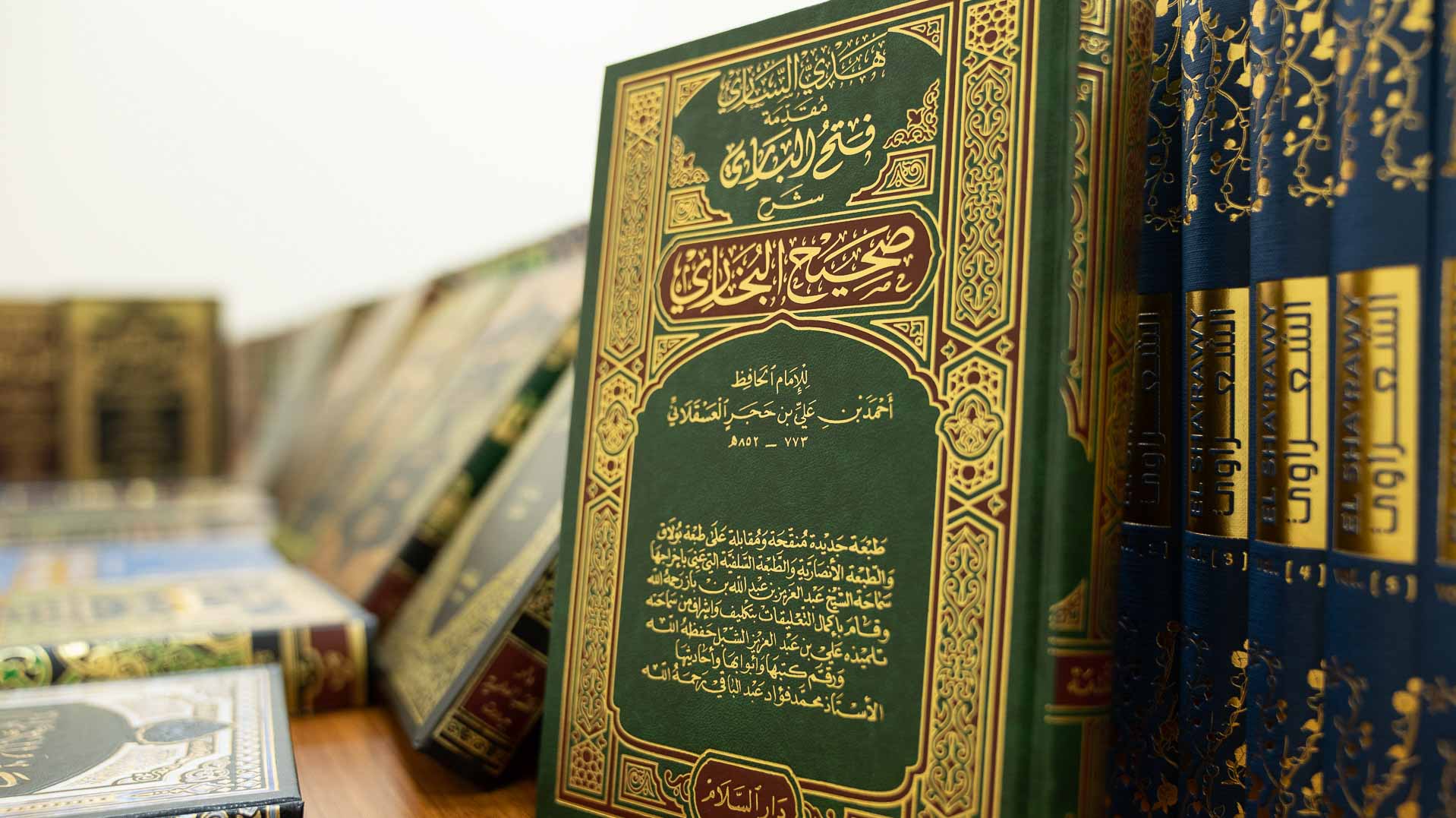 صورة بعنوان: حاكم الشارقة يهدي الجامعة القاسمية مجموعة من المصادر والمراجع  