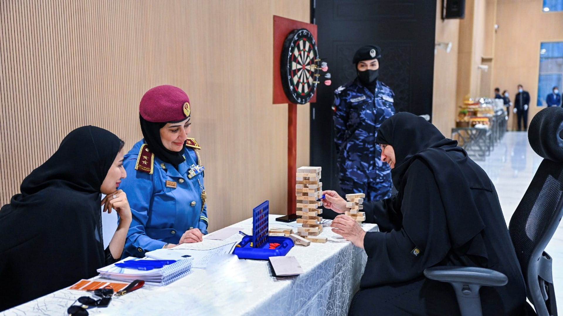 صورة بعنوان: شرطة الشارقة تنظم يوماً مفتوحاً لمنتسباتها بمقر القيادة  