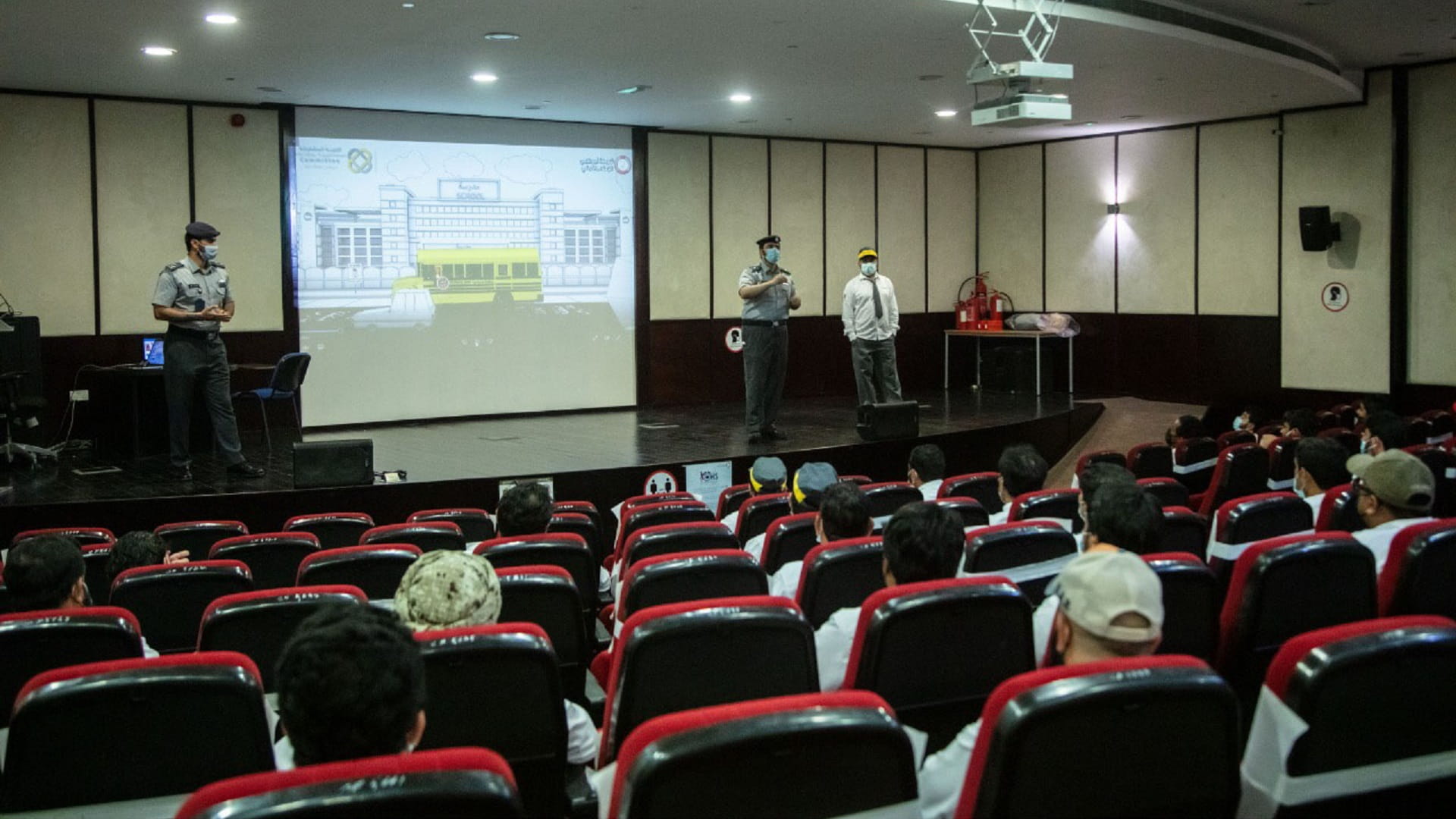 صورة بعنوان: شرطة أبوظبي تعزز وعي 968 من سائقي ومشرفي الحافلات المدرسية 