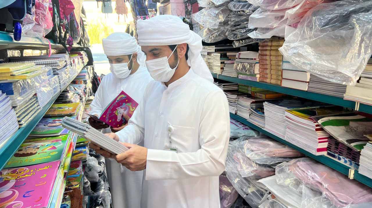 صورة بعنوان: بلدية الذيد تنفذ حملة رقابية على المكتبات ومحلات بيع القرطاسية 