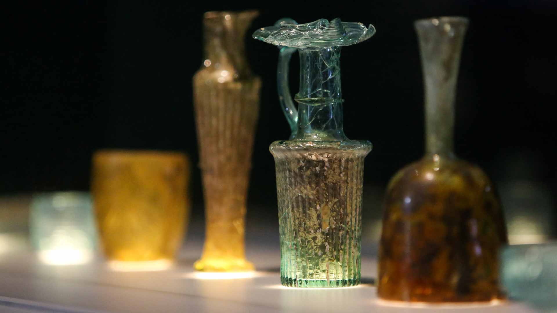 صورة بعنوان: متحف بريطاني يرمم 8 أوان زجاجية عتيقة هشمها انفجار مرفأ بيروت  