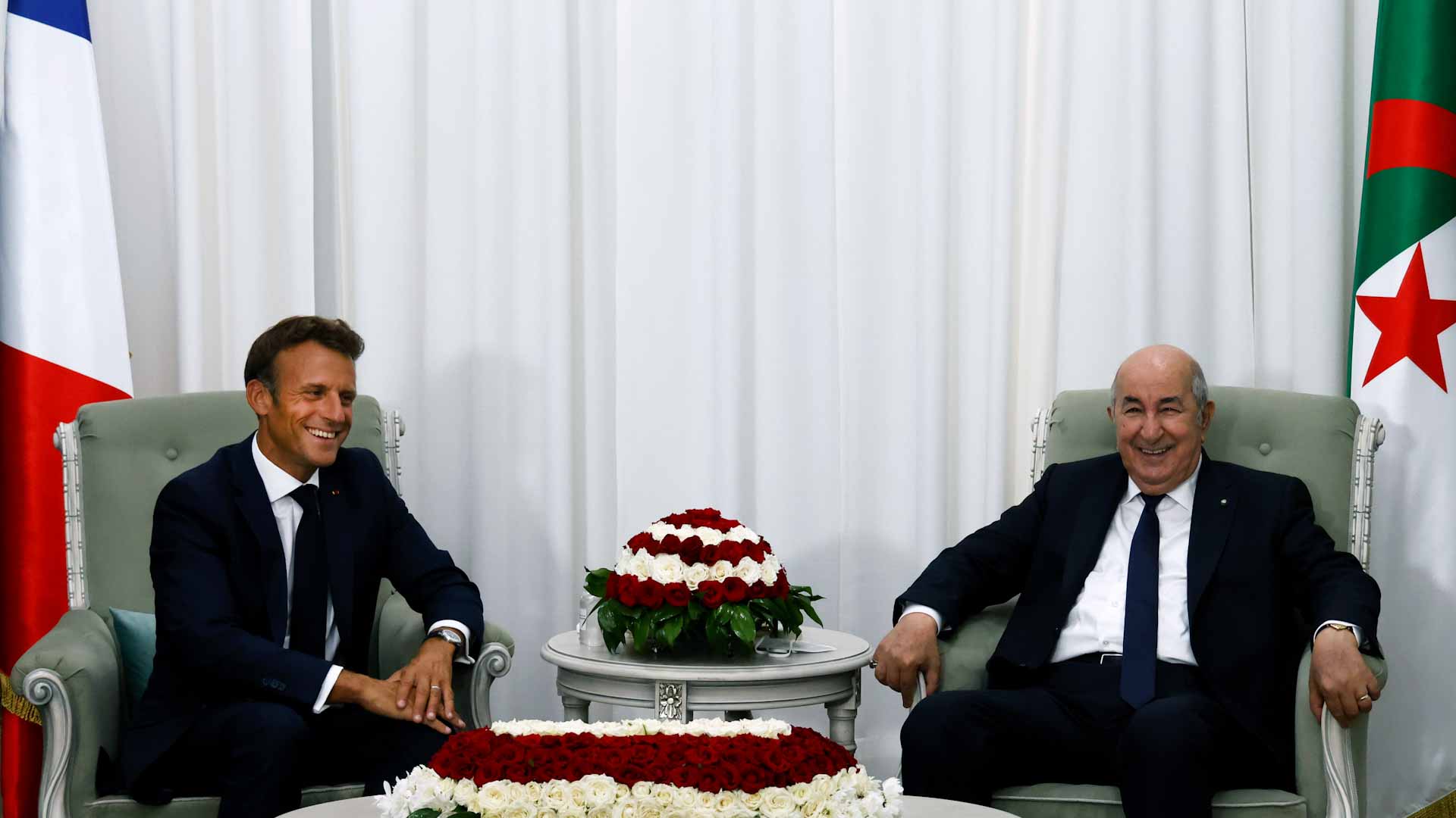 صورة بعنوان: ماكرون يصل إلى الجزائر بهدف إعادة إحياء العلاقات بين البلدين 