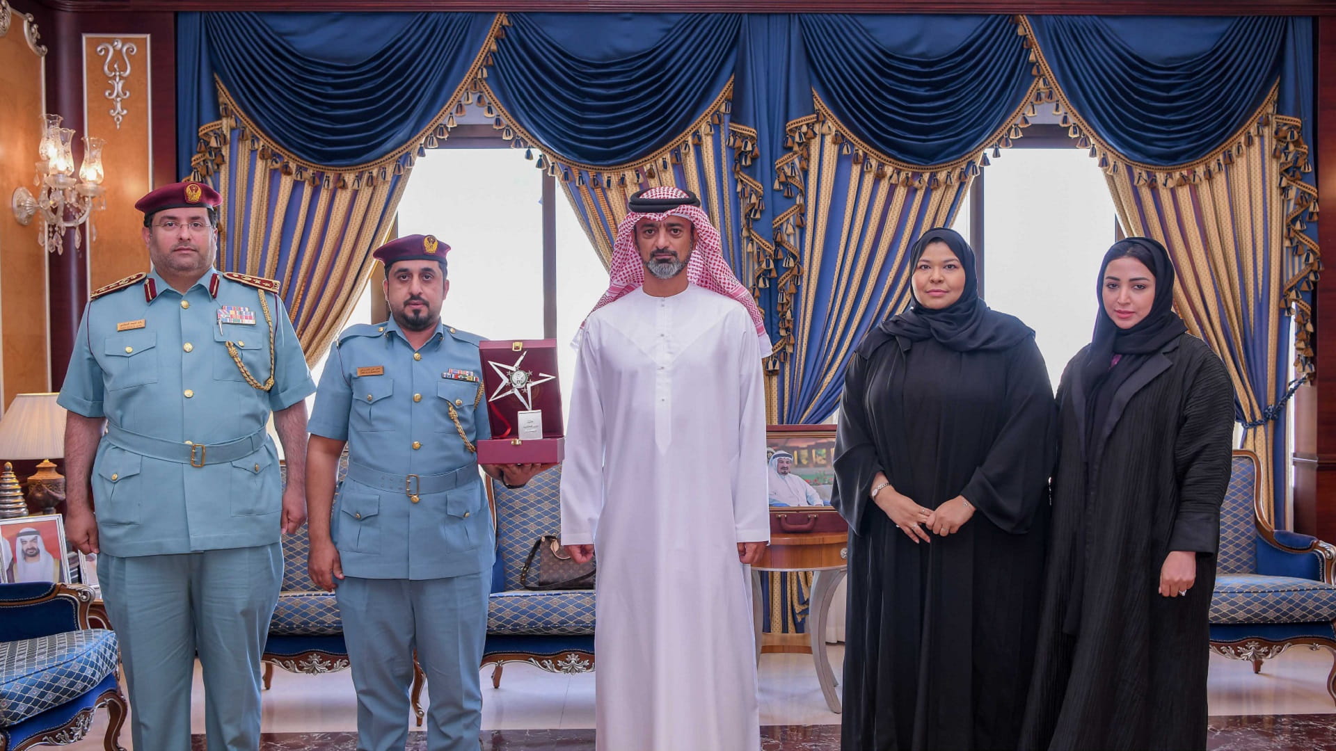 صورة بعنوان: ولي عهد عجمان يشيد بموظف متميز في الدفاع المدني 