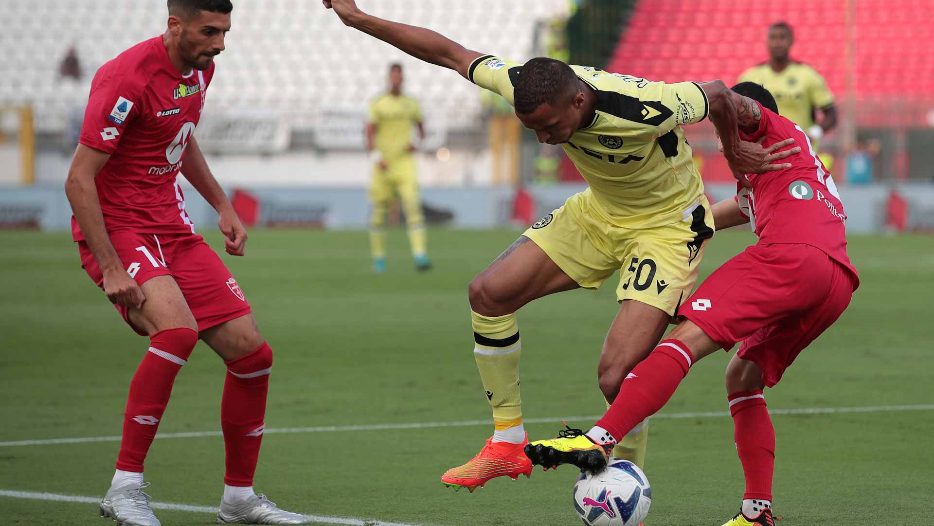صورة بعنوان: أودينيزي يحقق فوزه الأول في الدوري الإيطالي هذا الموسم 