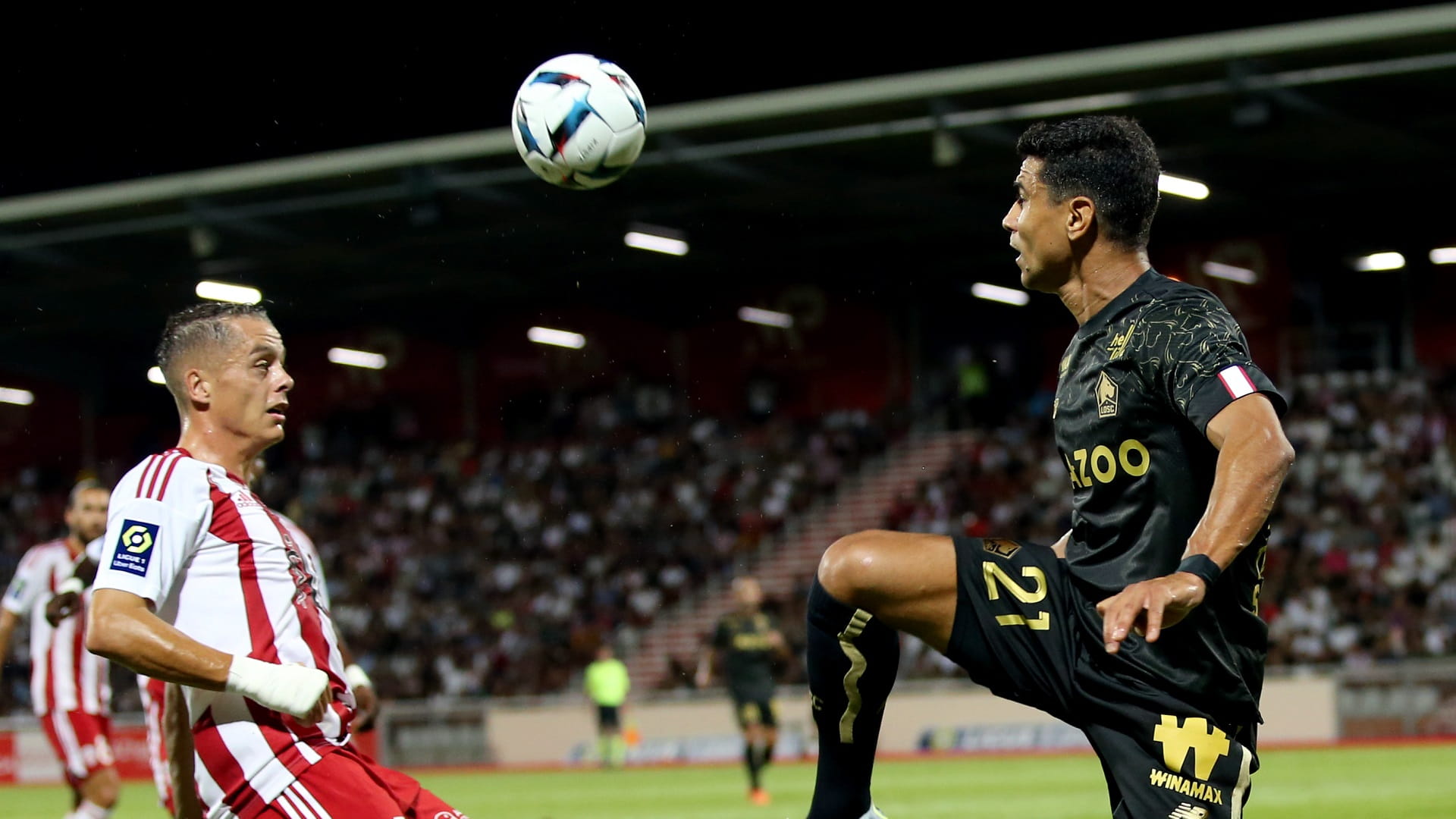 صورة بعنوان: ليل يفاقم معاناة أجاكسيو بثلاثية في الدوري الفرنسي 