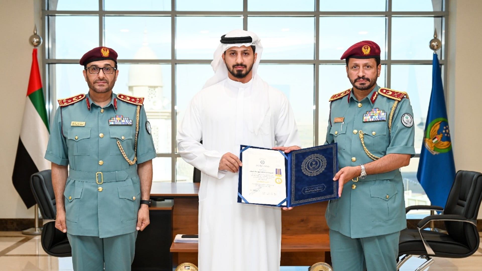 صورة بعنوان: قائد عام شرطة الشارقة يمنح شارة التميز لأسرة عائشة المزروعي 